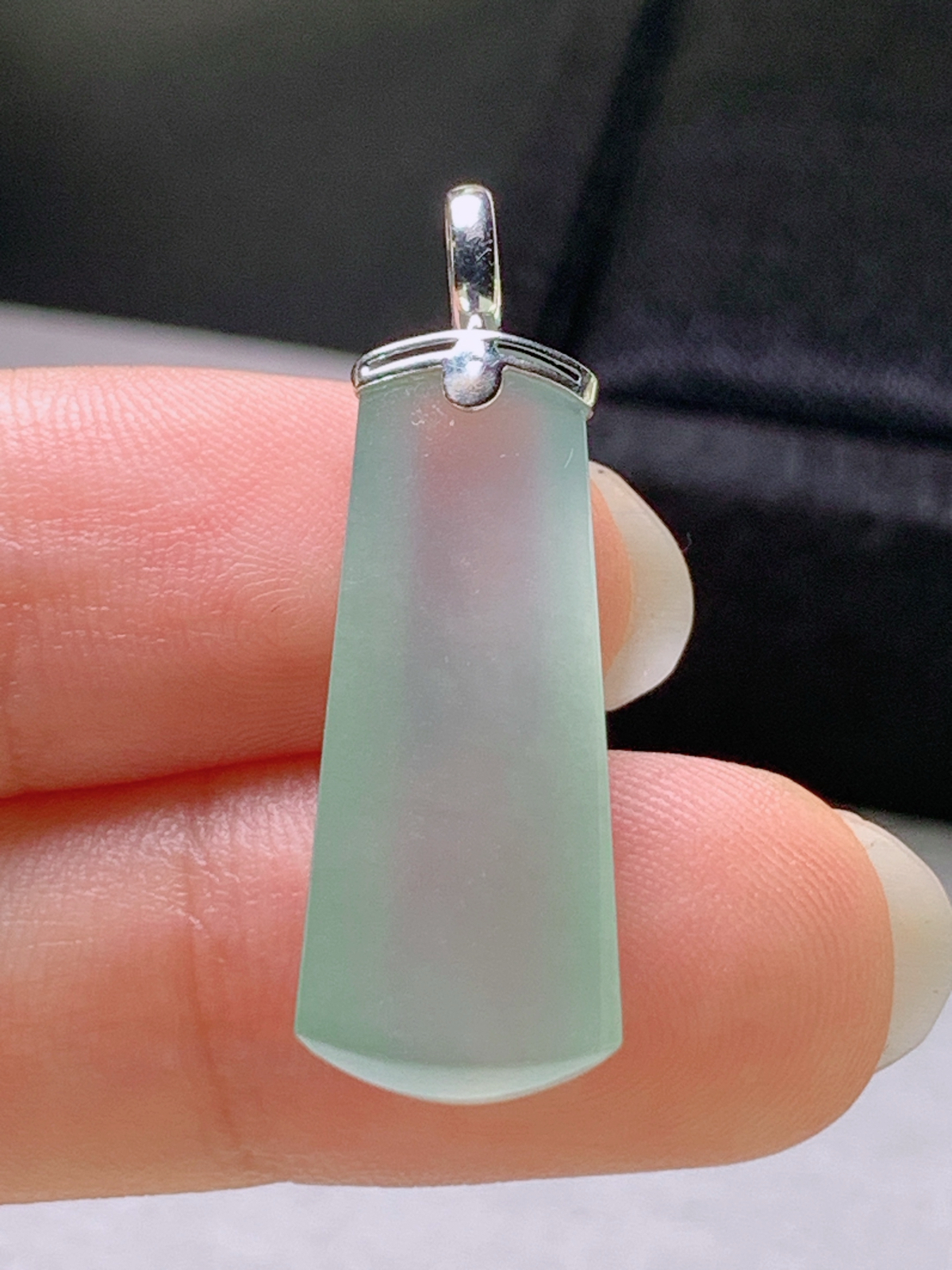 高冰晴底无事牌吊坠，冰透水润

裸石24.9-10.2-4.9
整体31.6