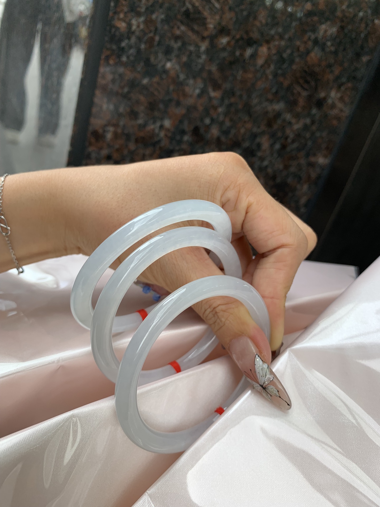 白月光美人条 54.3-7-6 0412-N410-3 打灯细纹，底妆细腻，水水润润的白月光，如同夜空中最温柔的那一抹月光，轻轻洒落你的手腕，带来一份宁静与雅致