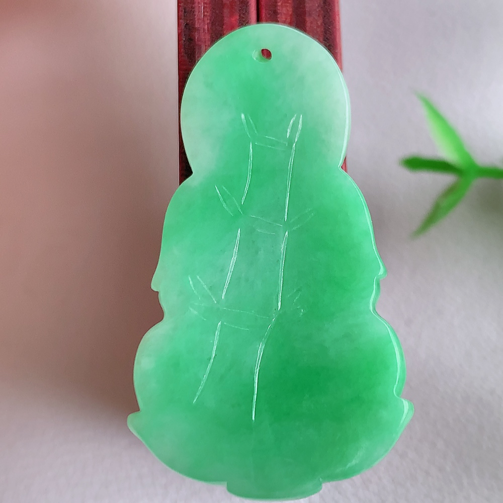 冰润满绿精雕观音吊坠，法相端庄大气，工艺精湛，种色浓郁，细腻饱满冰润，种老水足，收藏佳品，佩戴大气  W42.11     尺寸：37.8-22-5mm