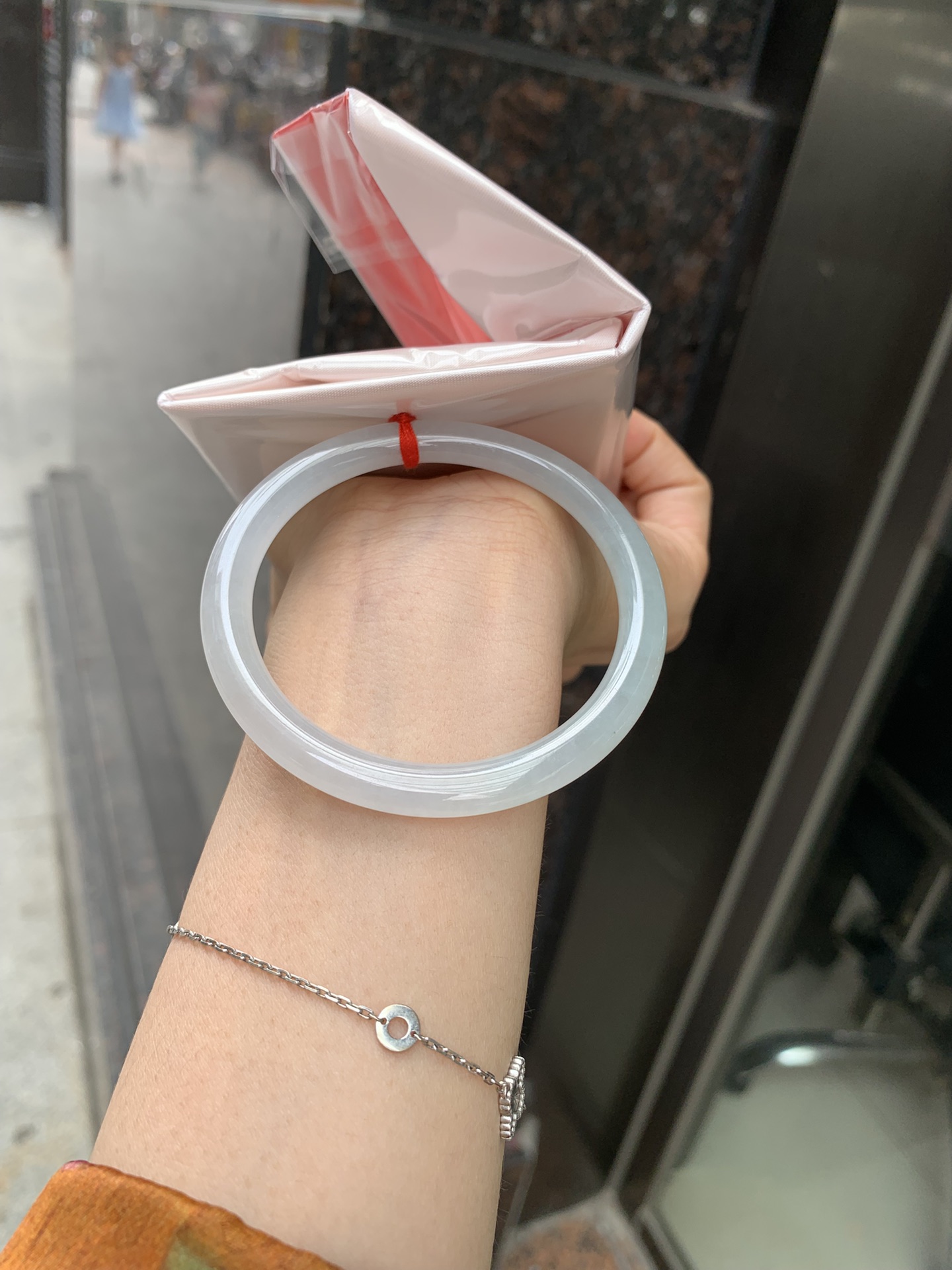 白月光美人条 54.5-7.3-6 0412-N410-6 打灯细纹，底妆细腻，水水润润的白月光，如同夜空中最温柔的那一抹月光，轻轻洒落你的手腕，带来一份宁静与雅致