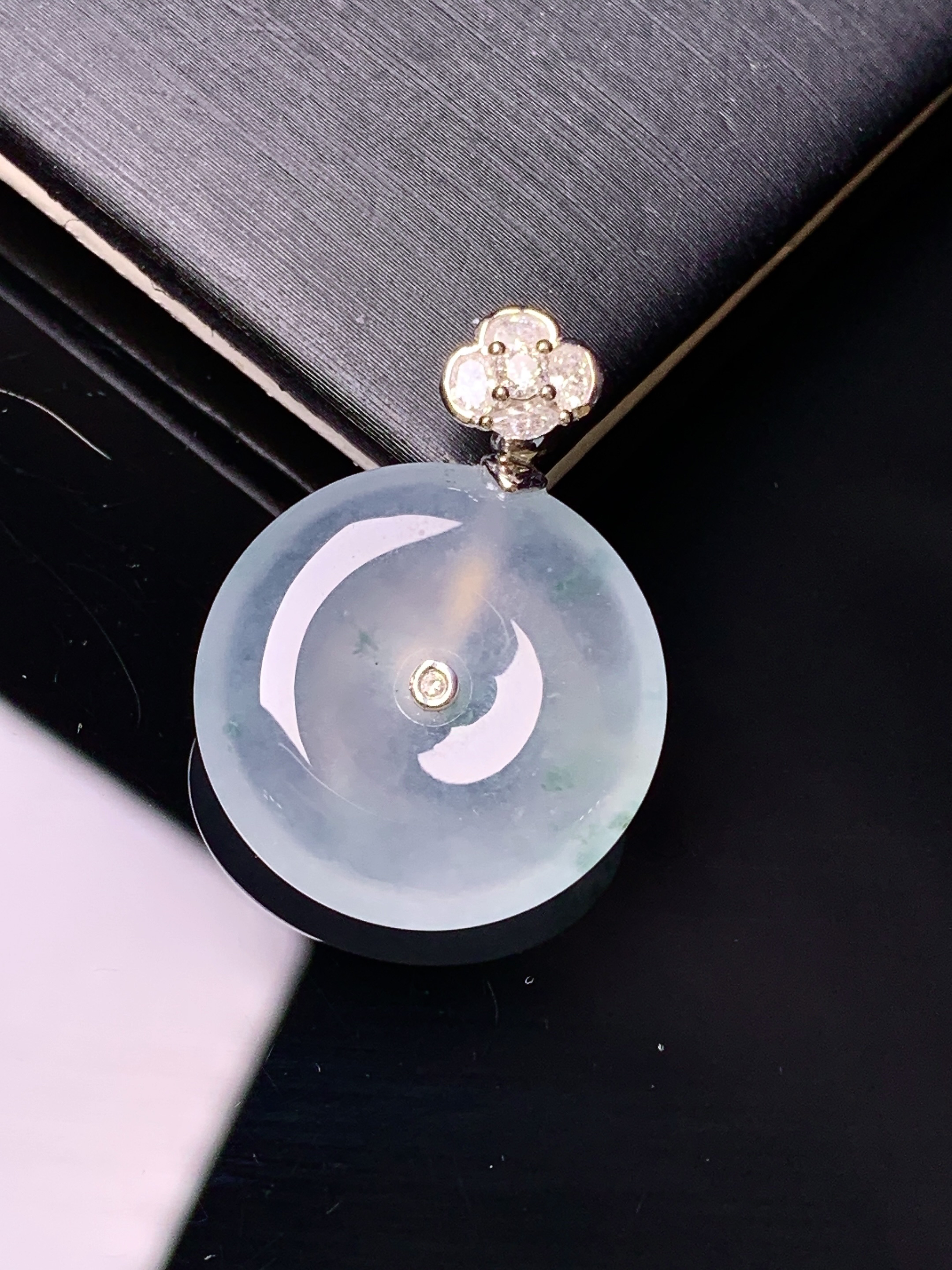 18k金钻镶嵌冰种平安扣吊坠 玉质细腻 色泽艳丽清新 水润亮眼 整体尺寸26.6*19.7*5.6c1