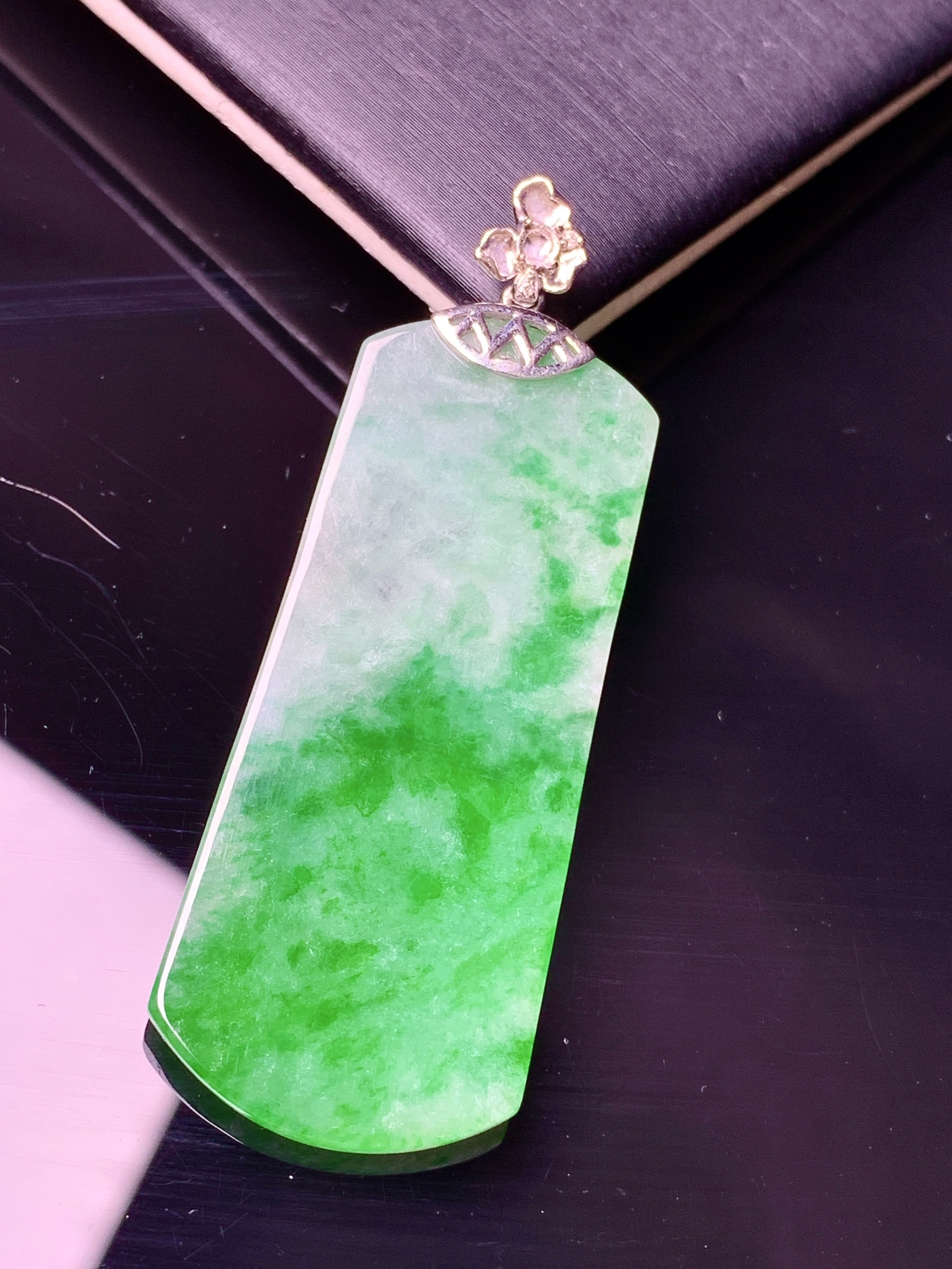 18k金钻镶嵌吊坠 玉质细腻 色泽艳丽清新 水润亮眼 整体尺寸51.6*18.6*2.5c1