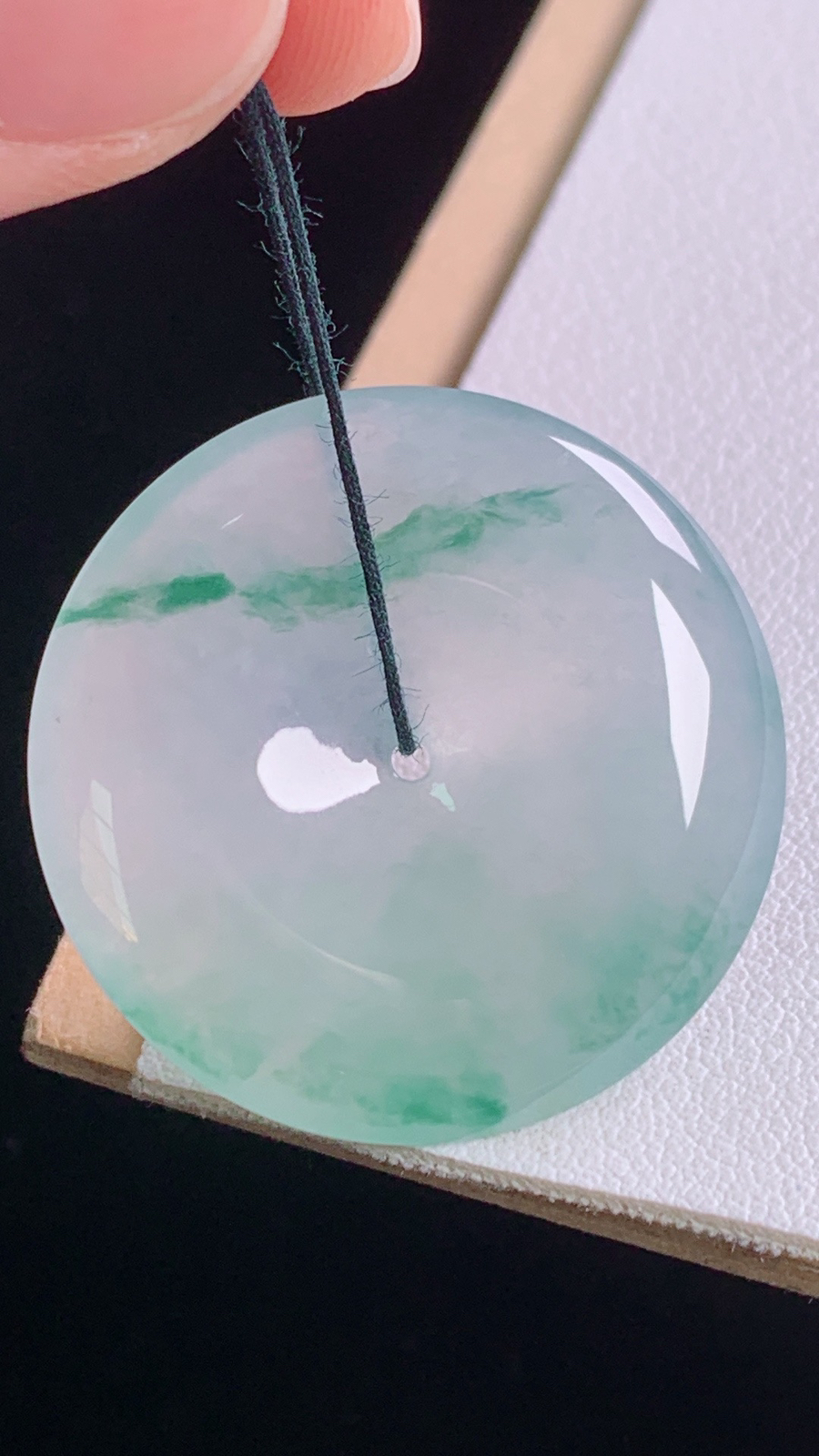 冰飘花平安扣
花色灵动，冰透起光
尺寸:30.0-5.3mm 8