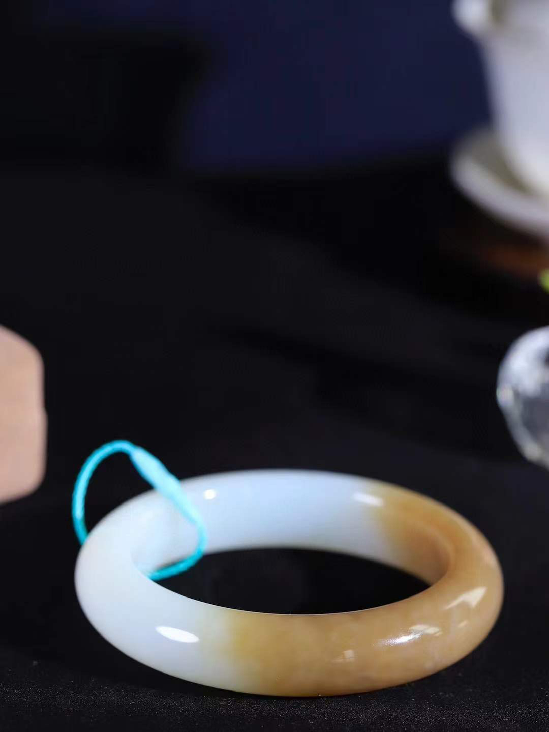 【一见钟情·手镯】

精品和田玉糖白玉手镯。镯型饱满，温润细腻，脂润沁香。️执一卷书，沏一盏茶，着一袭裙，戴一只镯。淡淡浅笺，素心若兰，静赏玉中诗画。悠悠岁月，芊手轻摘，盛满诗样芳华。重77克   内径圈口57.5mm 尺寸14.6-10.5mm  FDA-55471104