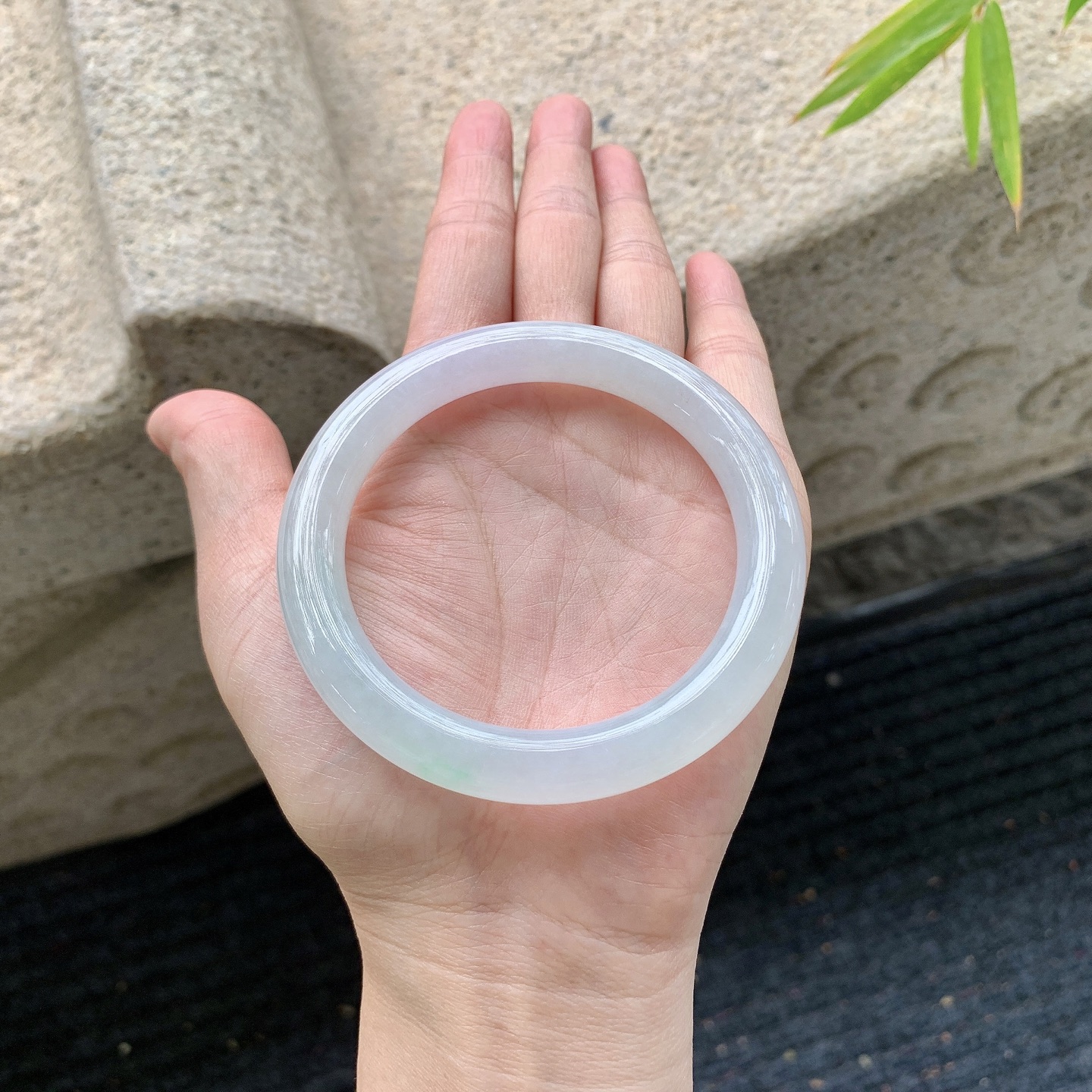 圆条55 56【圈口】56.9/9/9.5【编码】A1041461【描述】细糯飘绿，水润，种老，无裂