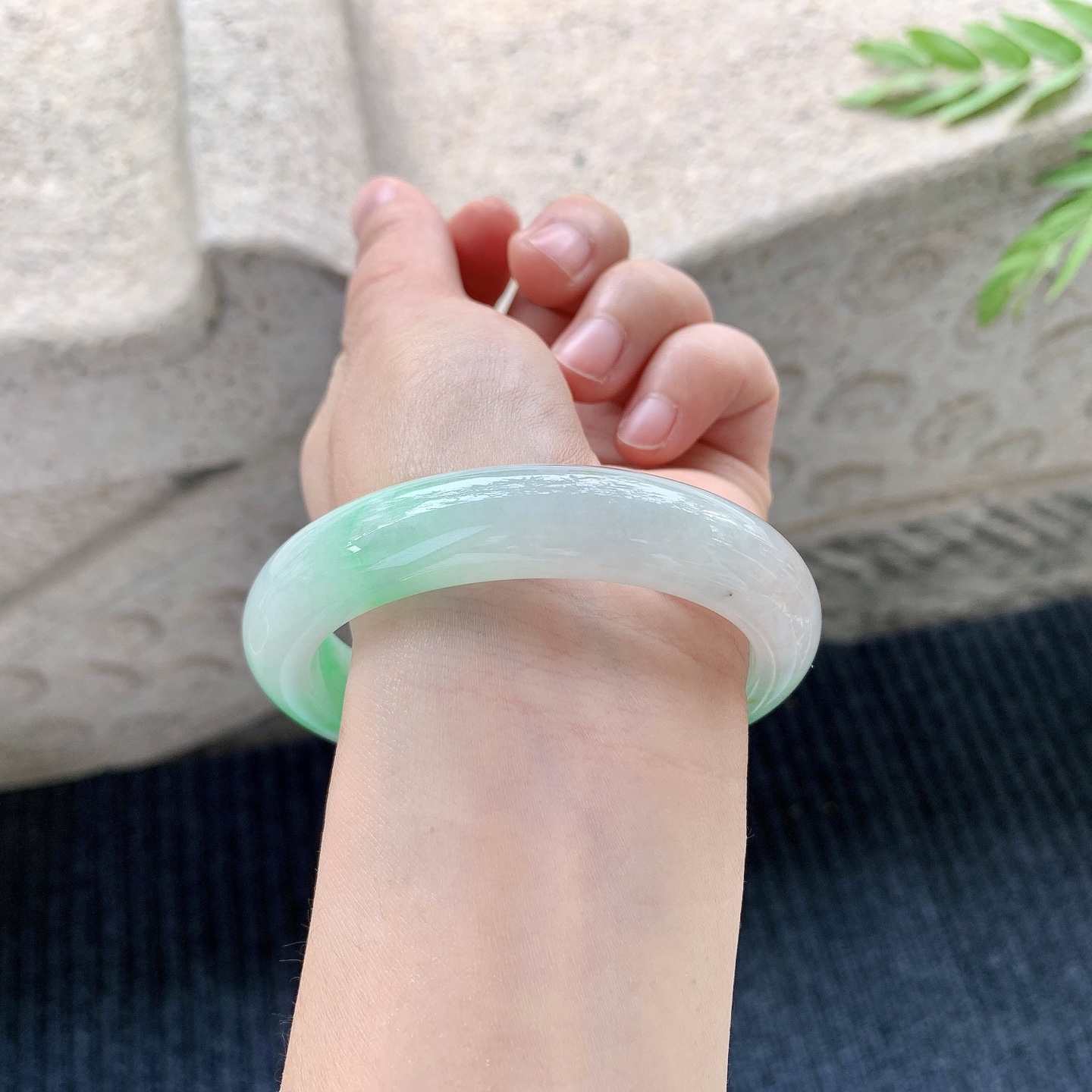 正圈56 57【圈口】57.4/12.9/9.1【编码】A1123072【描述】糯冰飘阳绿，水润，种老，细腻，打灯有絮线