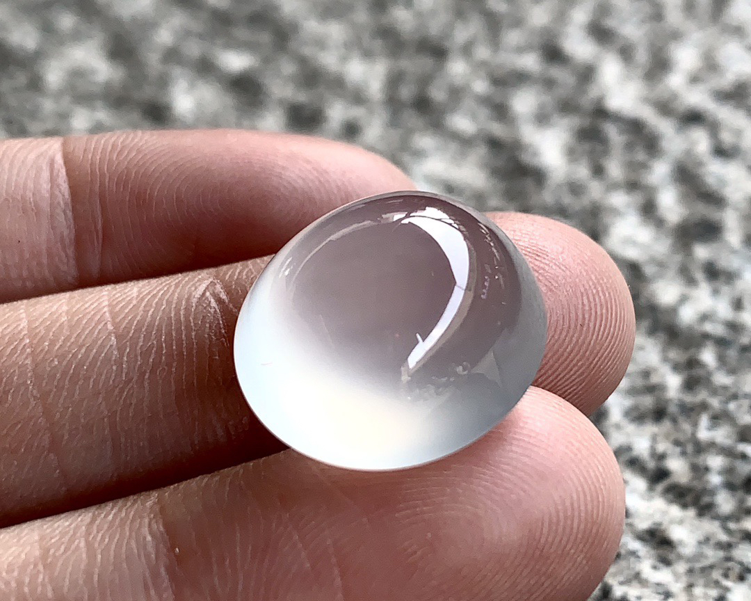 ️ 高冰蛋面，起荧起胶，肉眼不见棉絮，仅余一汪清冽冰湖在戒面荡漾  
尺寸16.8×15×9.8