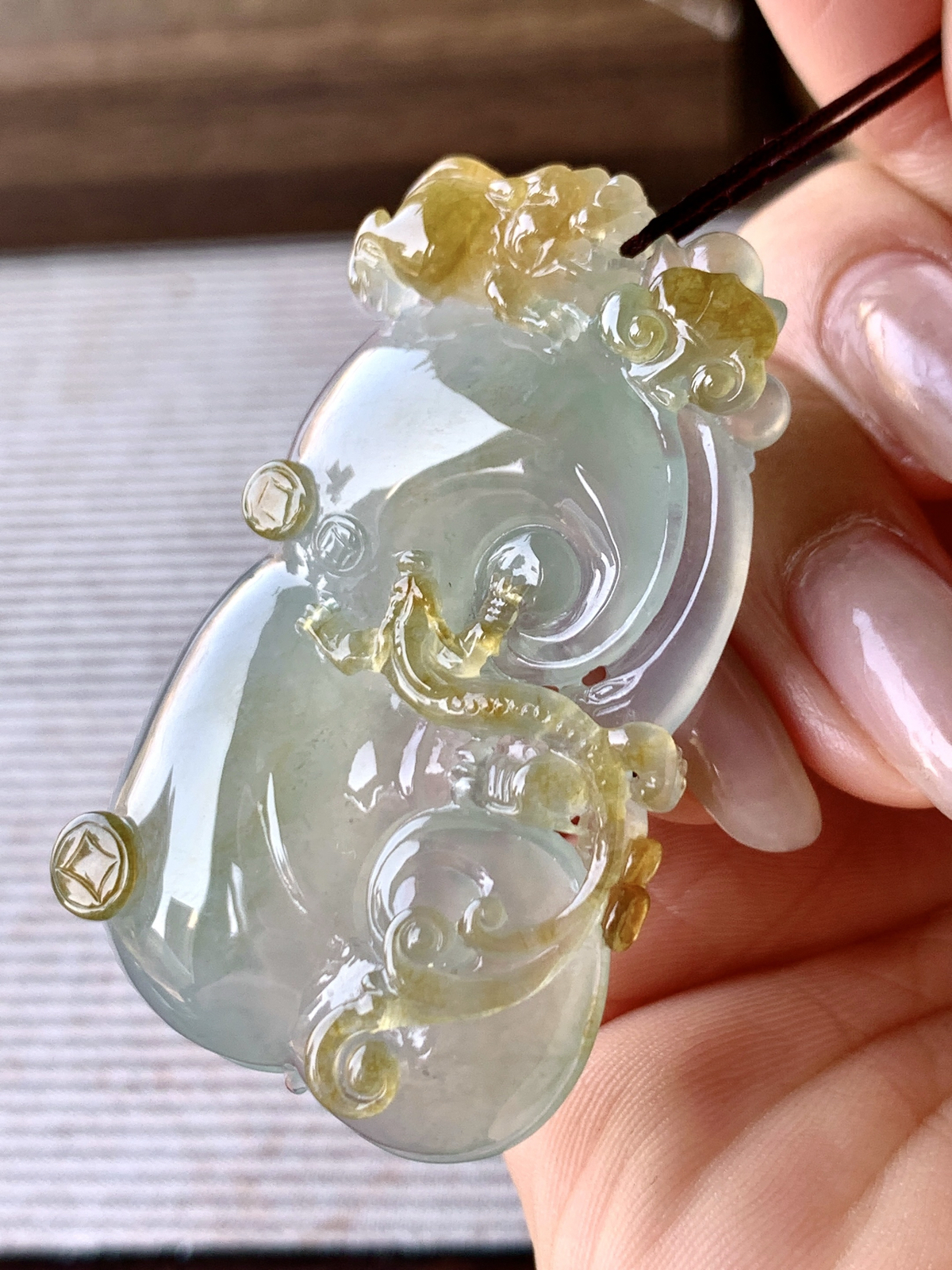 【裸石】️高冰飘黄翡仿古如意吊坠
【说明】缅料  性价比高  
【尺寸】53-30.8-10.3