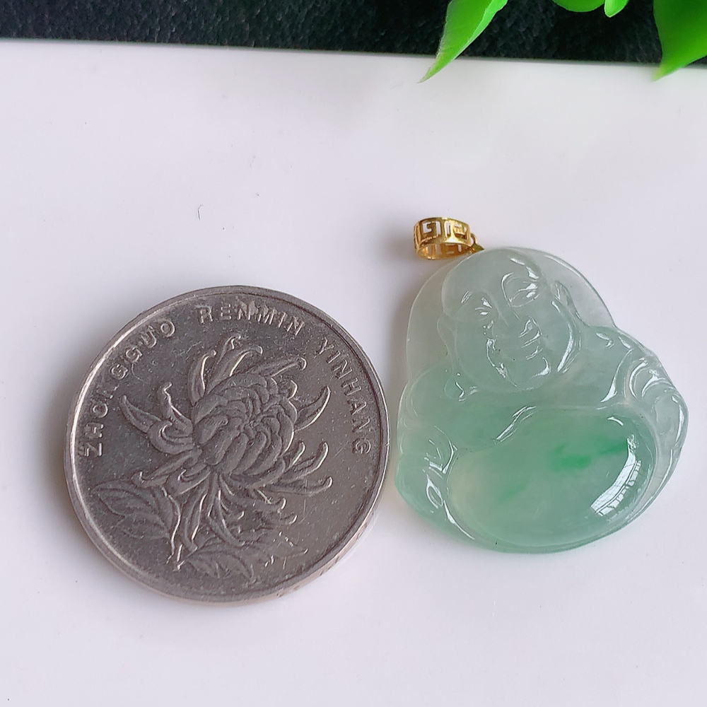 18k金扣冰润飘绿佛公挂件 玉质细腻  精雕弥勒佛，笑佛福耳垂肩，面相喜庆，开怀大笑，憨态可掬。惟妙惟肖，寓意福禄双全，吉祥美满，笑口常开 W41.11  尺寸：25-23-4.5mm