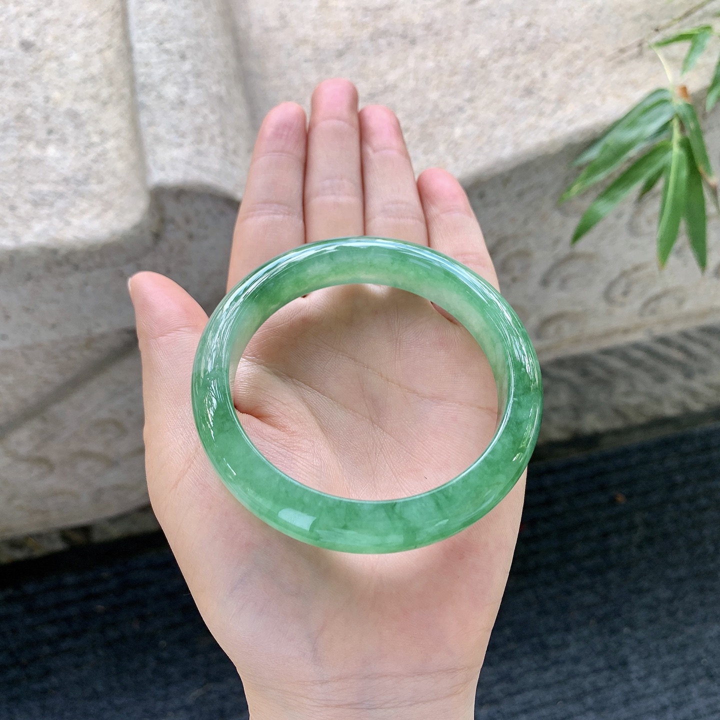 正圈56 57【圈口】57.6/12.6/8.3【编码】A1122371【描述】冰糯辣绿，水润，种老，细腻，无裂