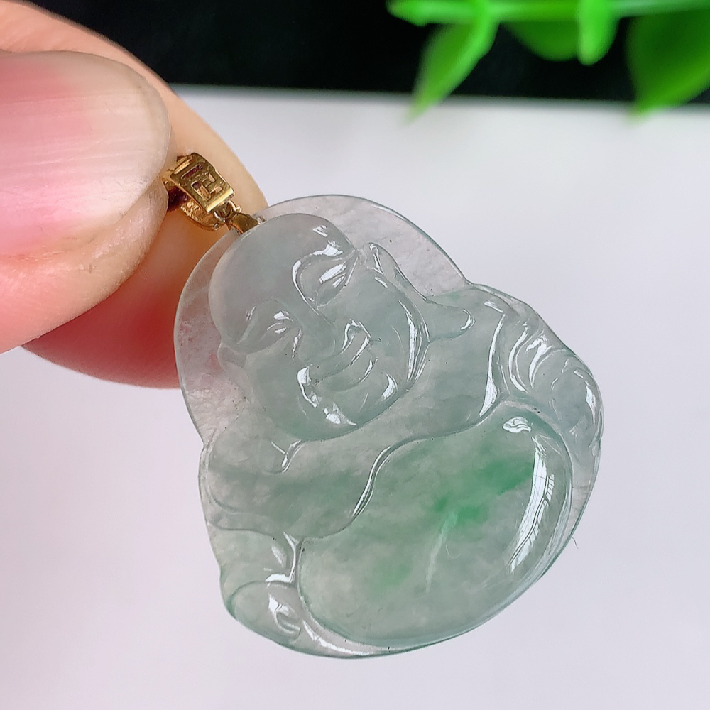 18k金扣冰润飘绿佛公挂件 玉质细腻  精雕弥勒佛，笑佛福耳垂肩，面相喜庆，开怀大笑，憨态可掬。惟妙惟肖，寓意福禄双全，吉祥美满，笑口常开 W41.11  尺寸：25-23-4.5mm