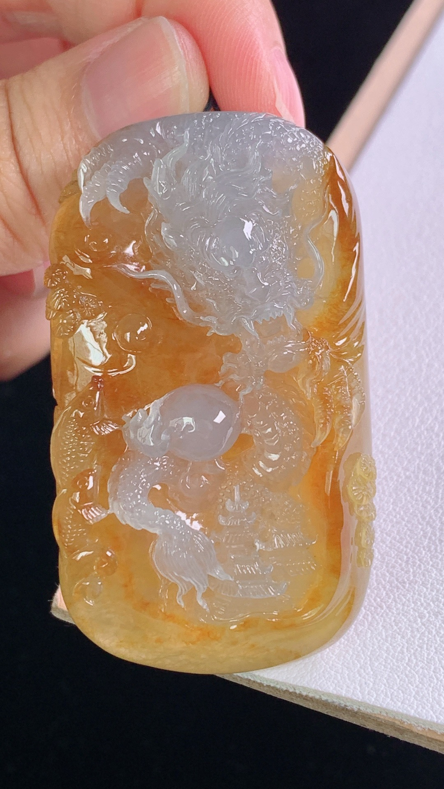 黄翡府上有龙
天然黄翡，雕工精湛，霸气，
尺寸:52.3-29.5-13.8mm 9