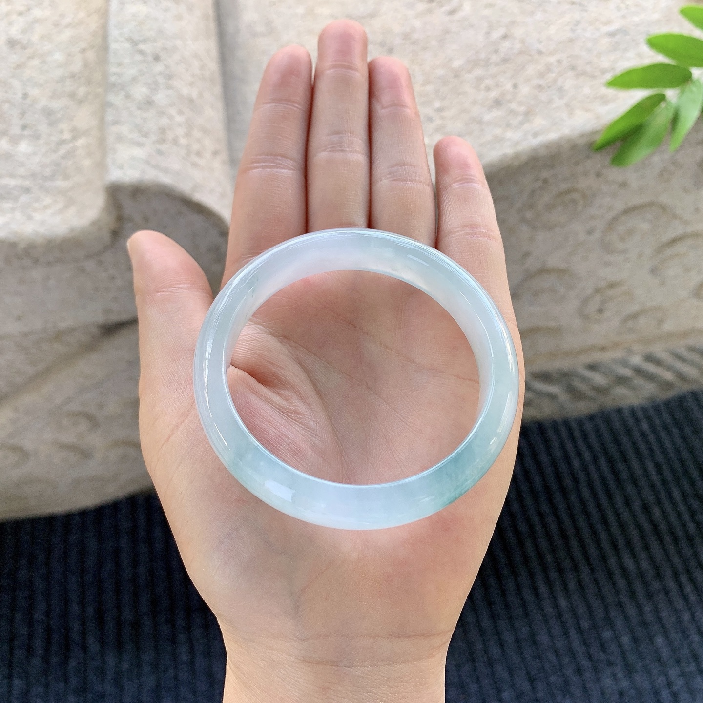 正圈52 53【圈口】53.8/11.4/7.1【编码】A1120641【描述】糯冰飘花，水润，种老，细腻，打灯有 絮线