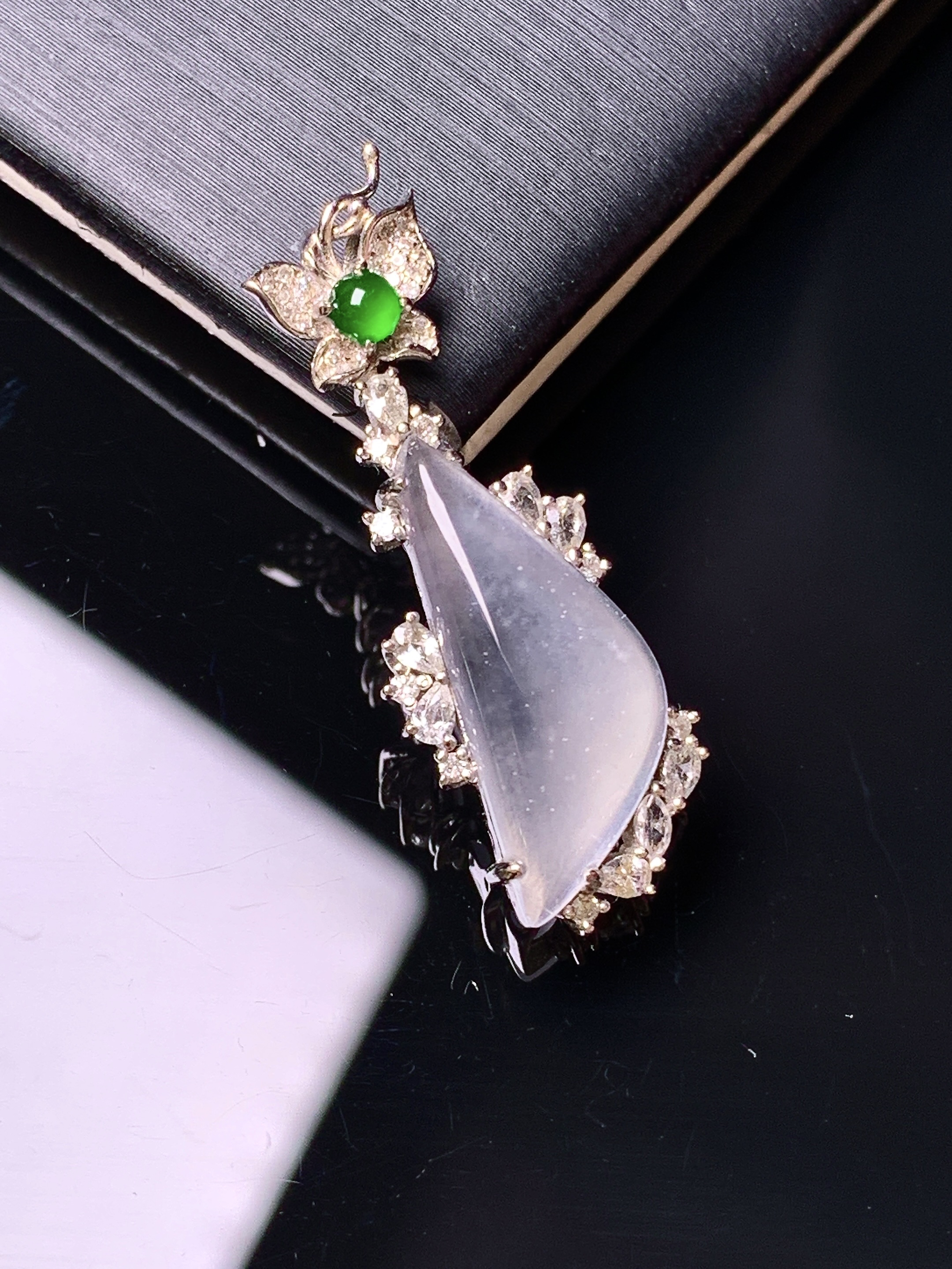 18k金钻镶嵌冰种随形吊坠 玉质细腻 色泽艳丽清新 水润亮眼 整体尺寸32.5*10.8*5.8c5