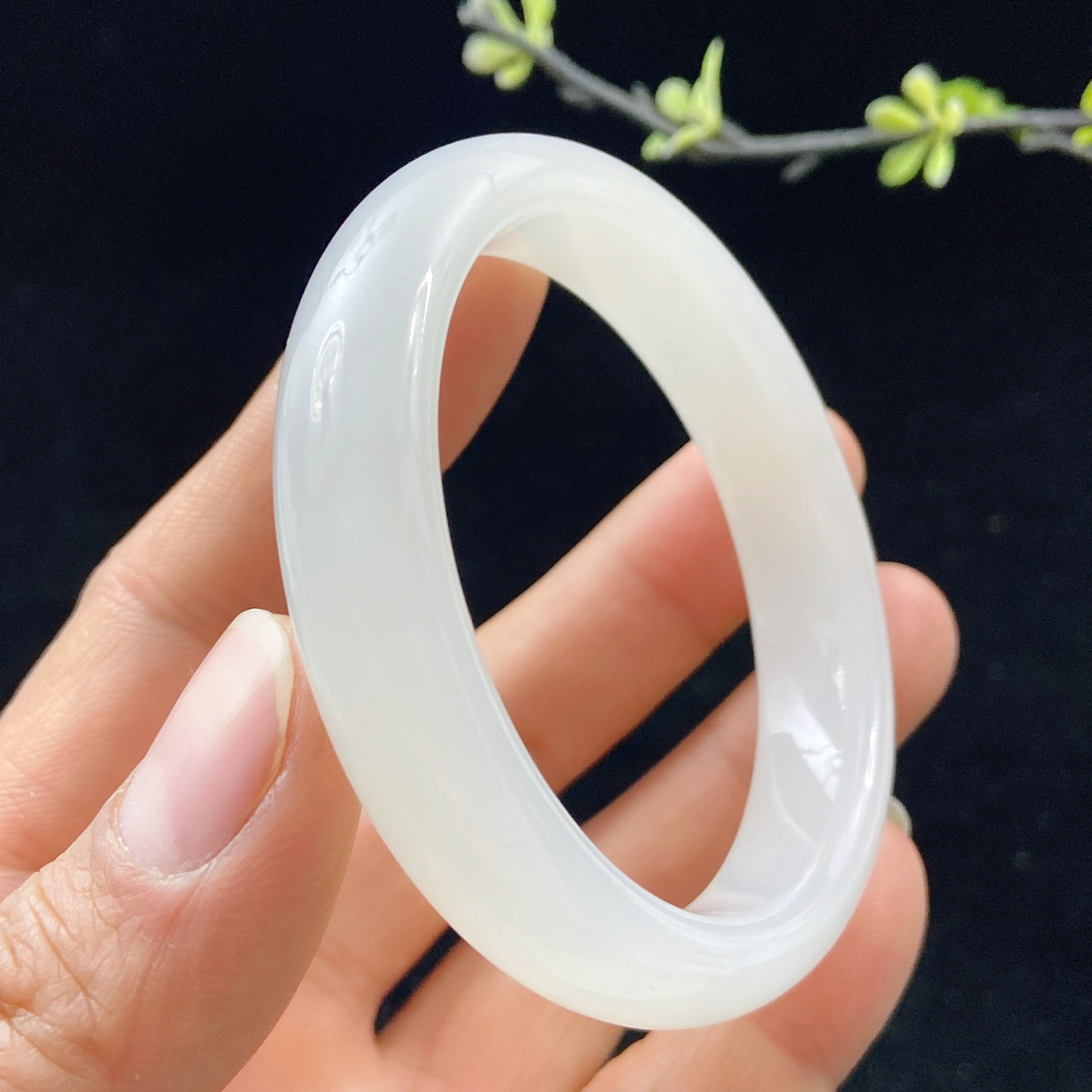 羊60羊脂白玉手镯和田玉山料手镯60圈口宽12.5厚9无裂无杂特细腻 高脂粉，高品质，萦绕腕间时，古韵不失时尚，素雅不失品味，细腻光滑的触感，使人沉醉，气质高雅 魅力动人