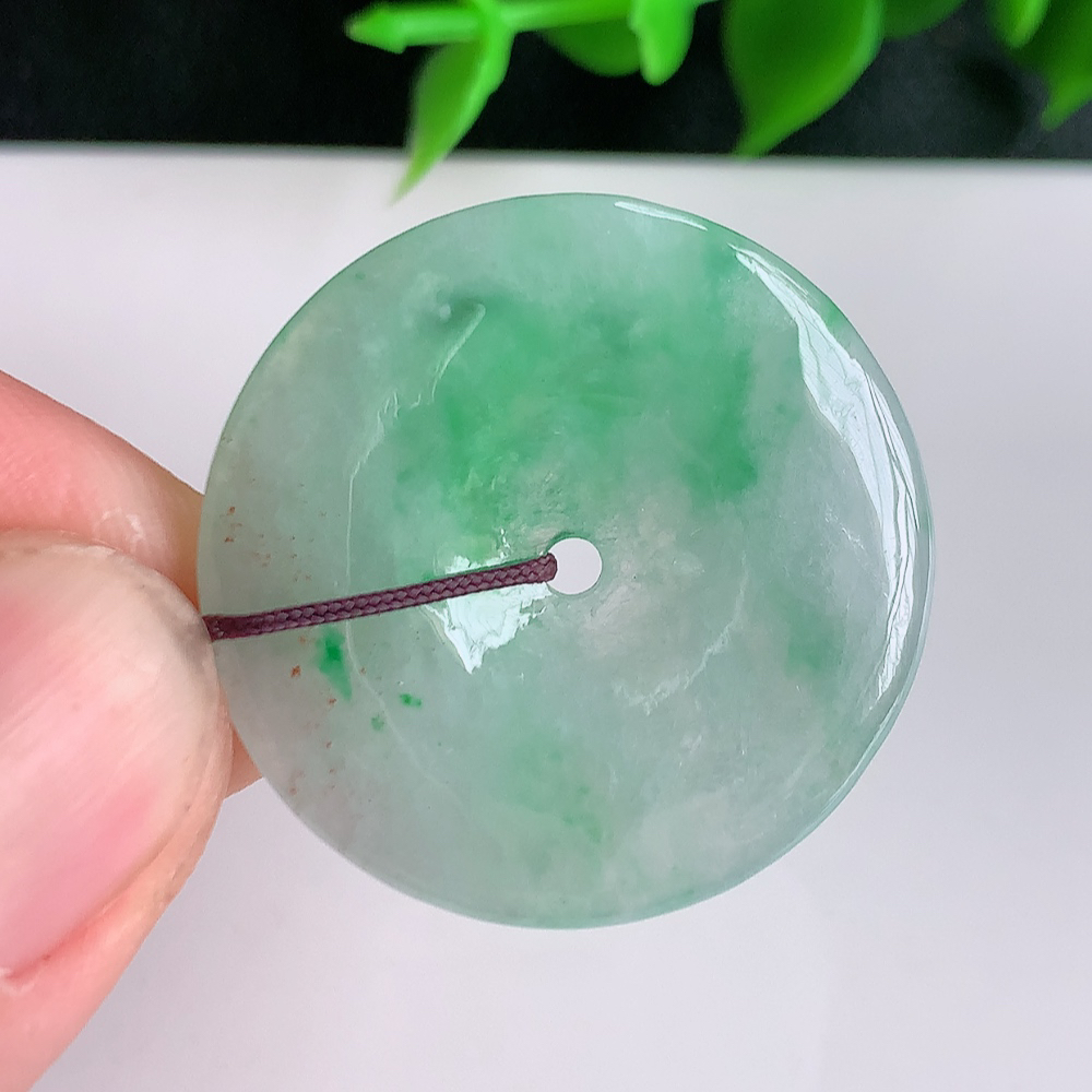 冰润飘绿平安扣吊坠，厚装饱满，冰润剔透，细腻水足，种质润泽，飘花灵动，佩戴优雅大气，W41.11  