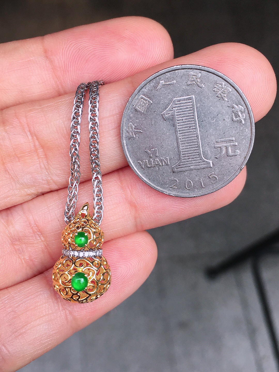 阳绿葫芦吊坠，色泽均匀艳丽，玉质细腻，荧光感超
强，饱满圆润，尽显优雅气质，18k
金豪华镶嵌
