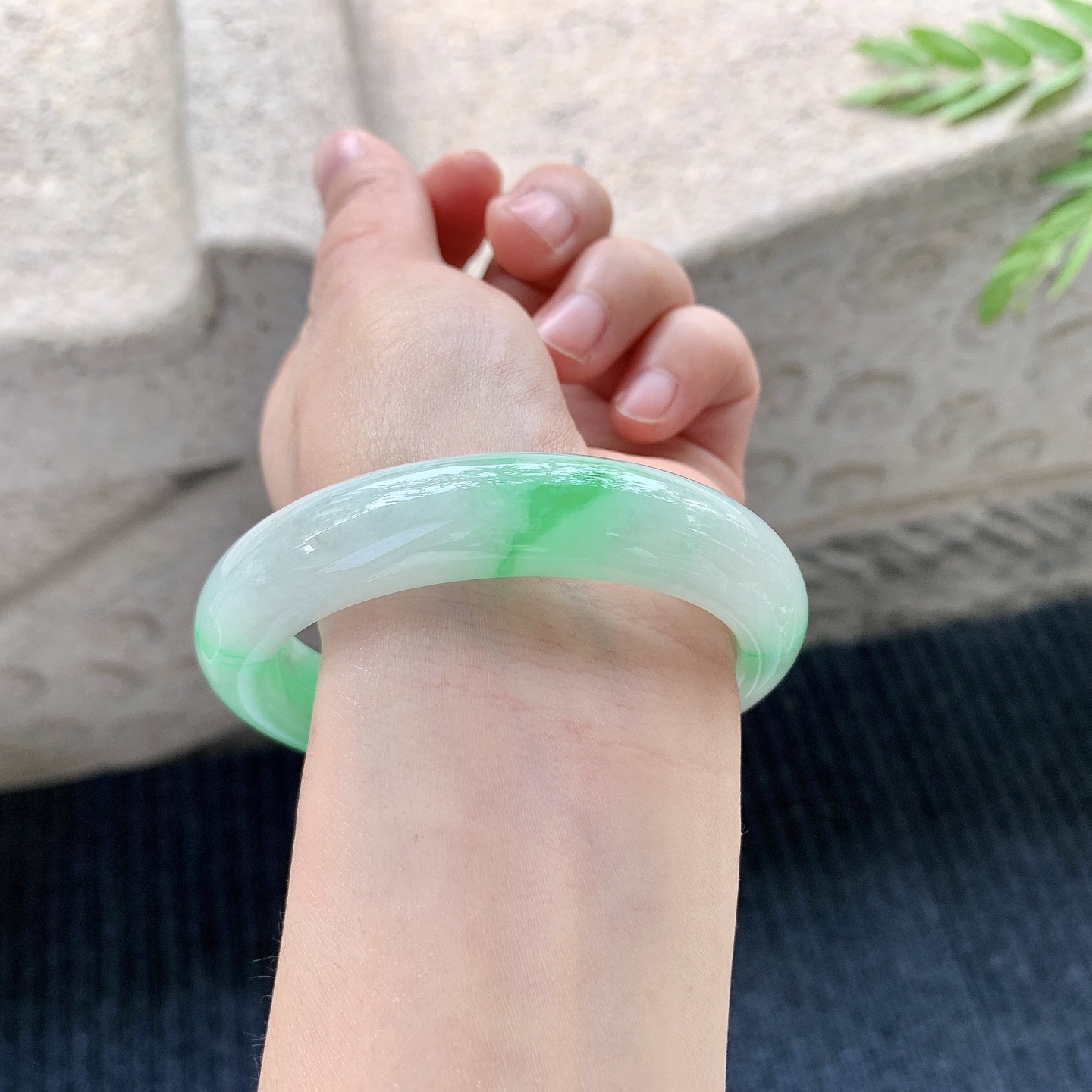 正圈56 57【圈口】57.4/12.9/9.1【编码】A1123072【描述】糯冰飘阳绿，水润，种老，细腻，打灯有絮线