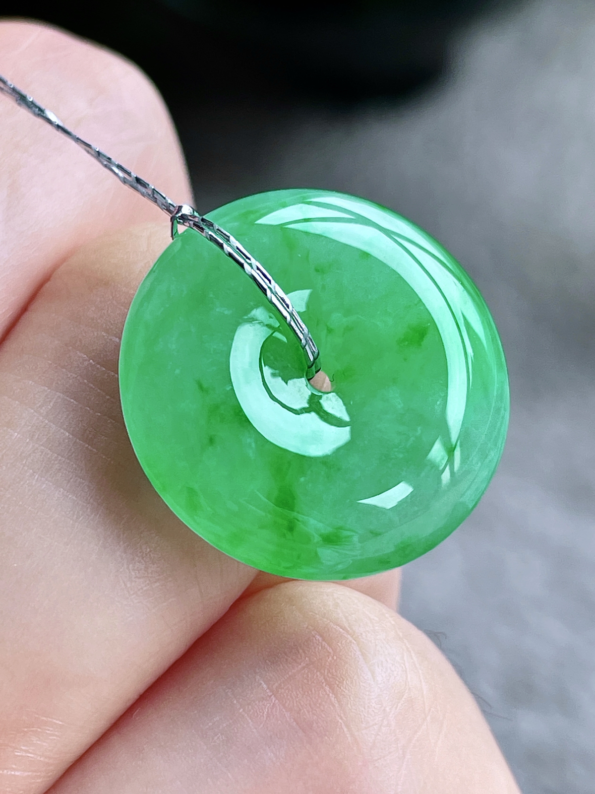 【裸石】冰阳绿平安扣吊坠
【说明】缅料 性价比高  
【尺寸】19.8-5