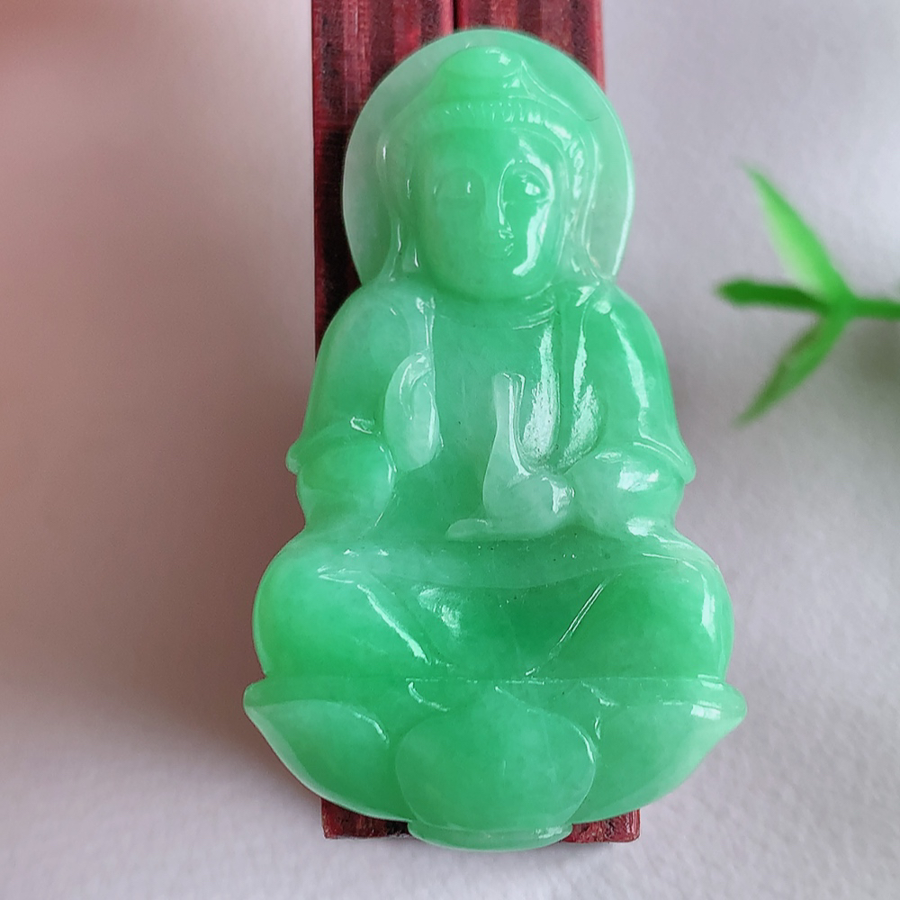 冰润满绿精雕观音吊坠，法相端庄大气，工艺精湛，种色浓郁，细腻饱满冰润，种老水足，收藏佳品，佩戴大气  W42.11     尺寸：37.8-22-5mm