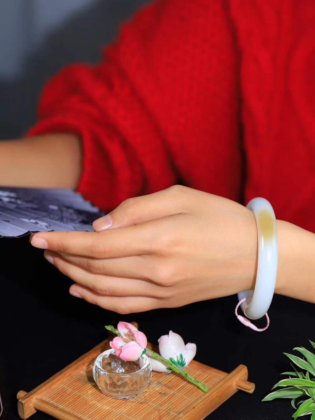 （一见倾心.手镯）

精品和田玉糖白玉手镯，玉质温润细腻 油性十足 手感舒适，高华雅逸，线条流畅，简