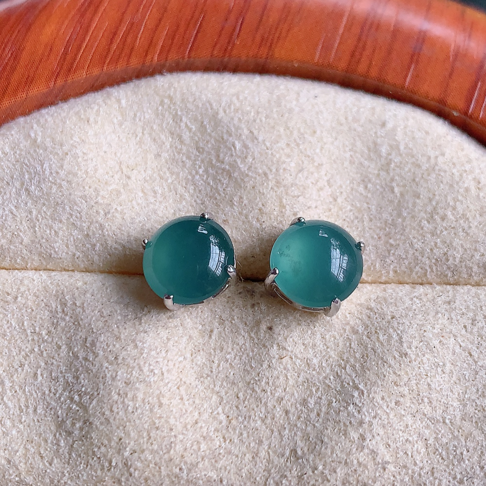 冰晴水翡翠耳钉，自然光实拍，翠色灵动，颜色漂亮，种老水足，品相佳，佩戴佳品！W481.11  取一整