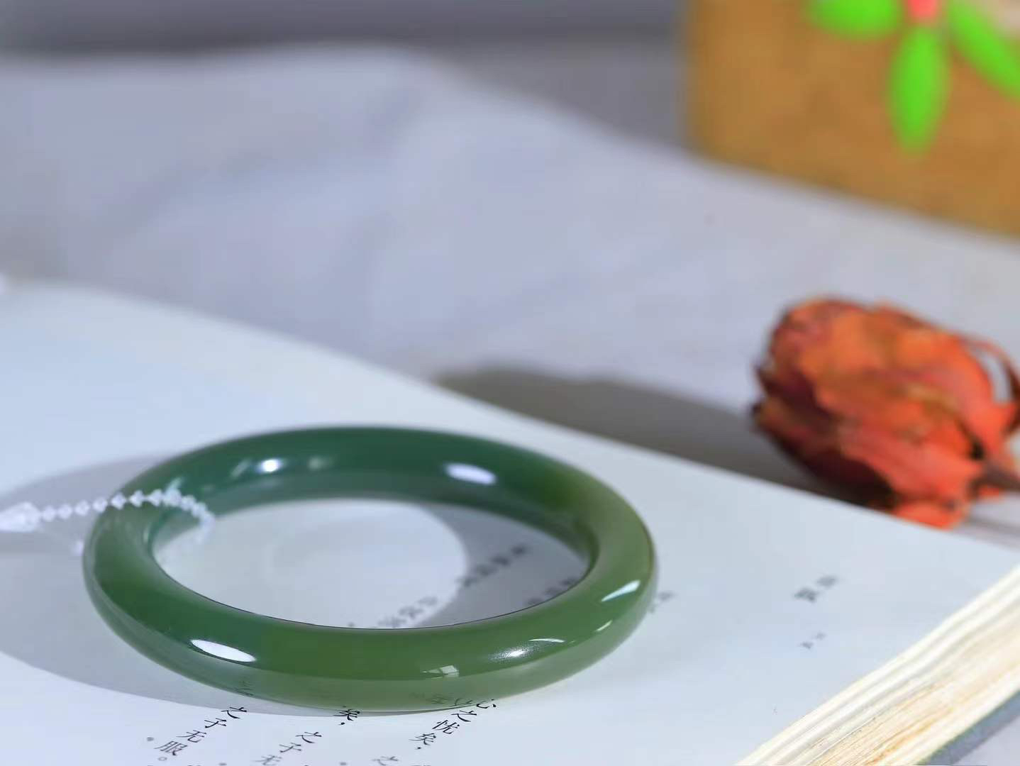 【碧波流转·手镯】

精品️和田玉碧玉圆条手镯，玉质细腻温润，手感舒适，️线条流畅，简约大气，美自天成，佩戴于腕间，婉约之美，举手投足间透出那份低调奢华，醉人心扉。
重55克 内径圈口57.5mm尺寸10.5-10.3mm  FDA-13401208