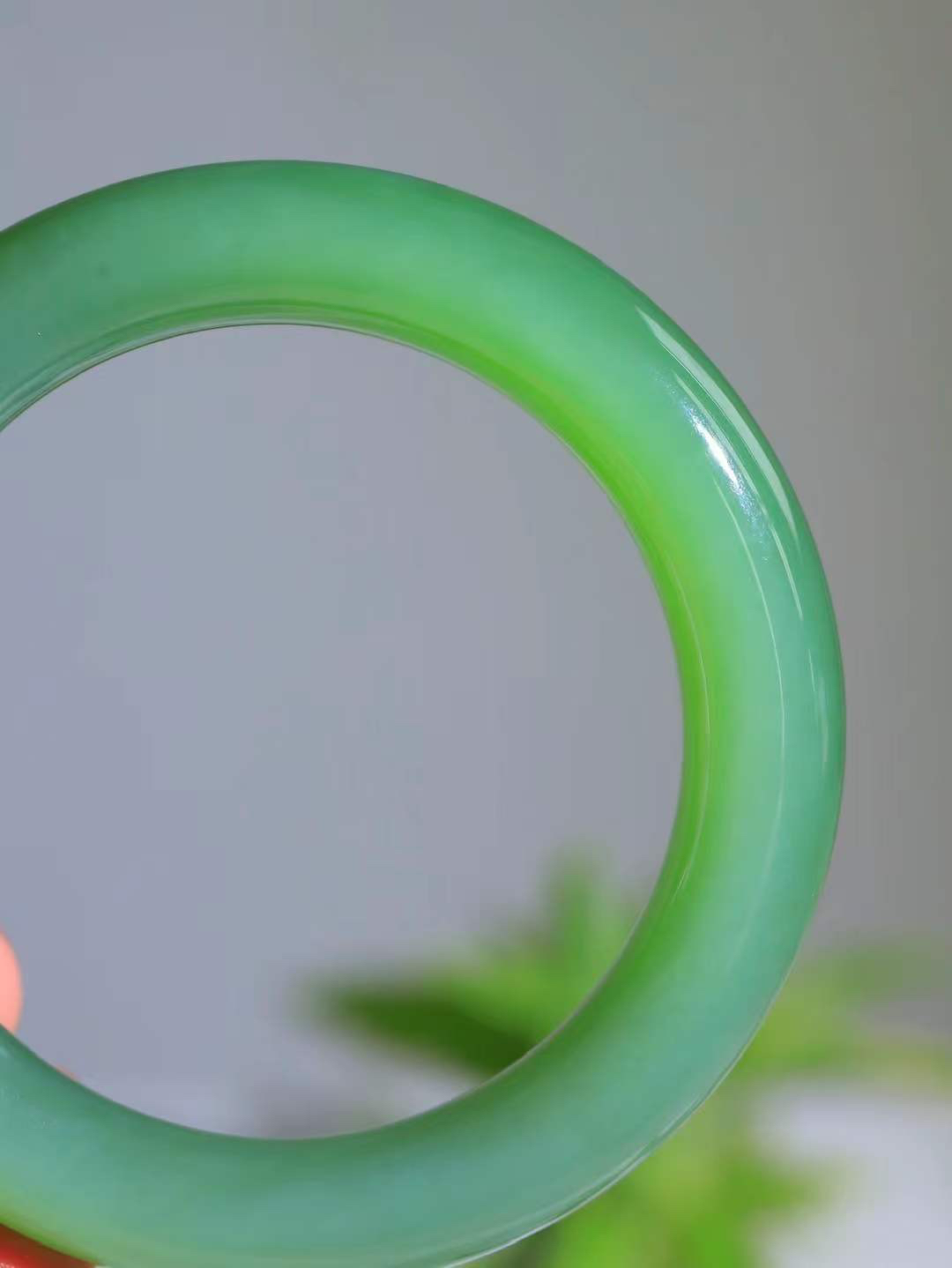 （碧色荡漾.手镯）

收藏级臻品和田玉碧玉起荧光手镯，灼灼其华想像靓妆淡伫 ，腕间绿意跳脱冰壶莹，坐间静对，姑射仙姿潇洒处，艳冶最奇料子油润滋腻镯型饱满，手感上佳。重69.2克   内径56.5mm尺寸12-11.5mm  24471113T