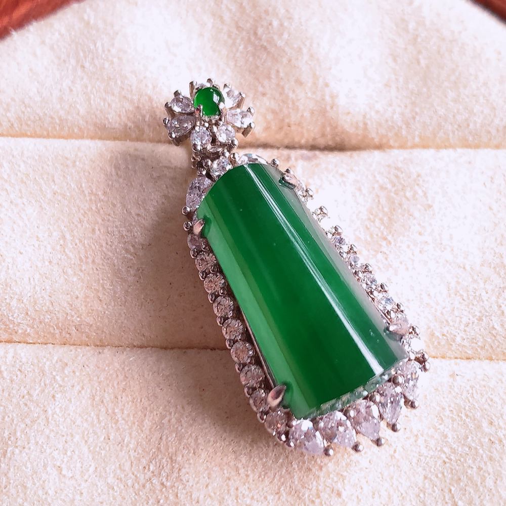 冰润满绿无事牌翡翠吊坠，平平安安，万事如意，沁人心脾，清秀高雅，925银镶 W481.11   整体尺寸：33.5-13.8-11.5mm   裸石尺寸：18.5-9mm