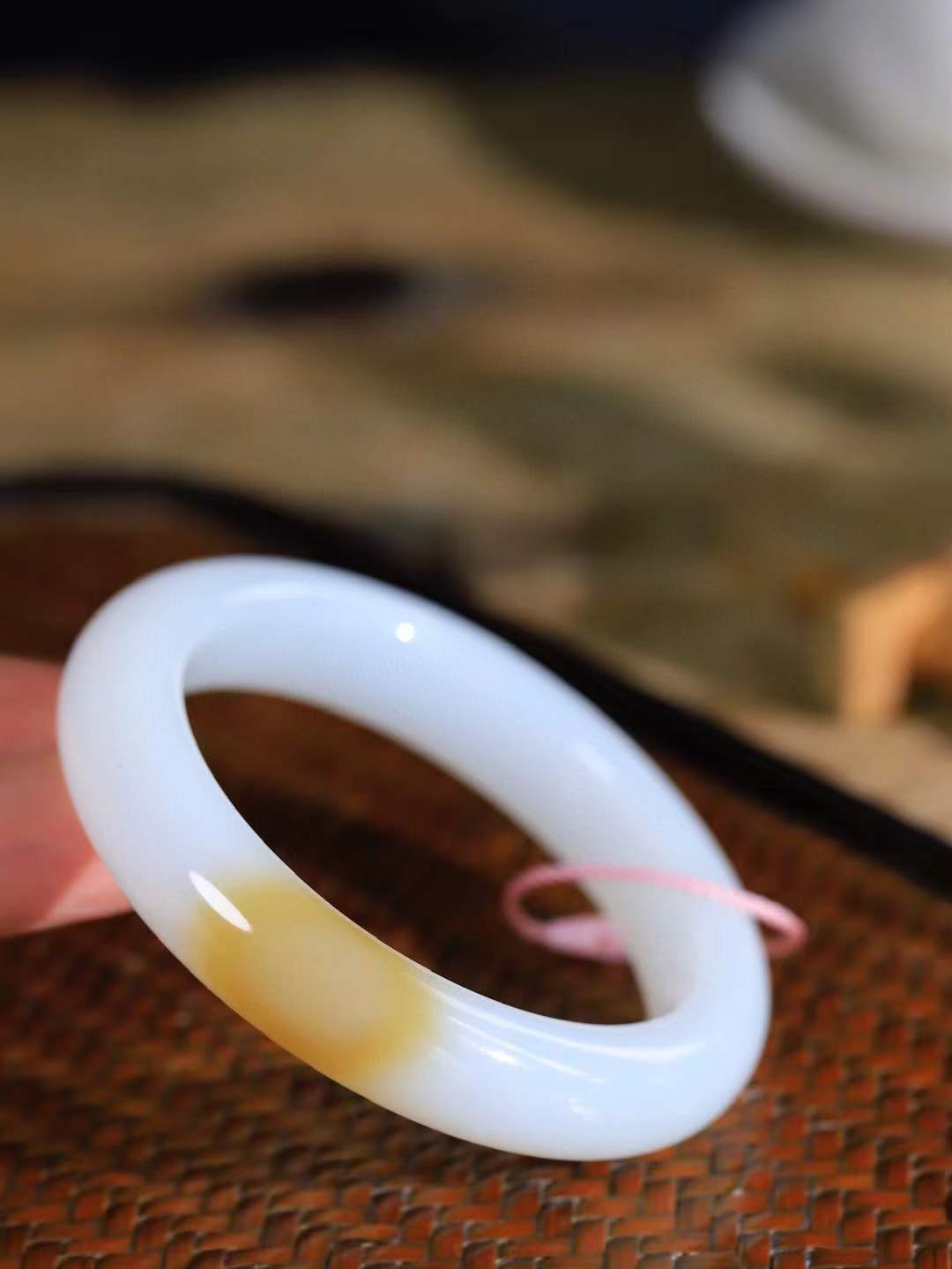 【腕间柔情.手镯】   

精品和田玉糖白玉手镯 玉质温润细腻 油性十足 古朴秀雅 轻抚岁月的栏杆软香温玉，腕间玉镯轻轻晃动，令人情动心间，撷一缕月末的芬芳，把心思铺陈，时光静美，惟有你最温柔。重58.5克   尺寸54-12.5-9.5mm  46401155A