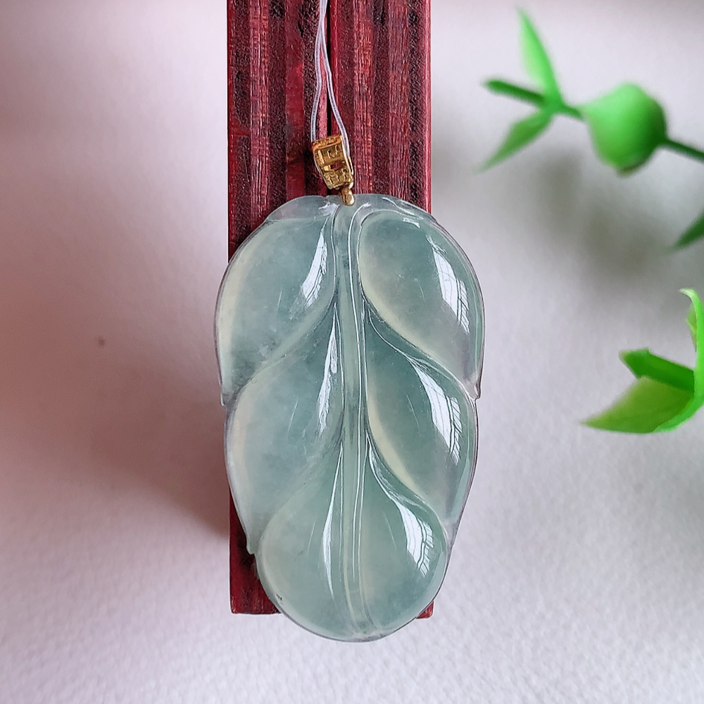 18k金扣冰润金枝玉叶翡翠吊坠  老种起胶感  飘花灵动  寓意“金枝玉叶，大业有成，一夜成名”  饱满大气，水润通透。W49.11 尺寸：30.8-18.8-3.5mm