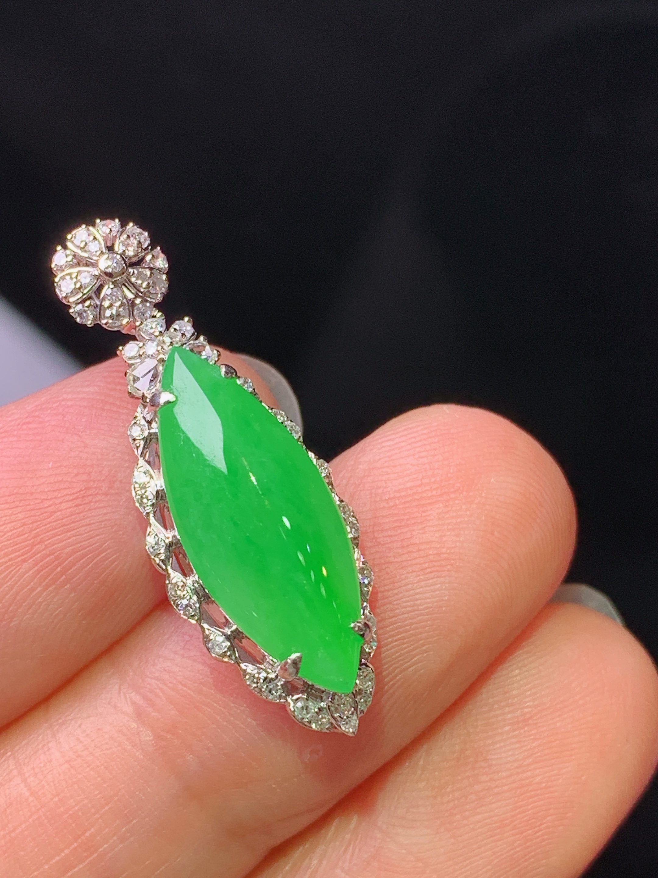 18k金钻镶嵌翠绿马眼吊坠 玉质细腻 色泽艳丽清新 水润亮眼 整体尺寸27.6*9.8*8j2