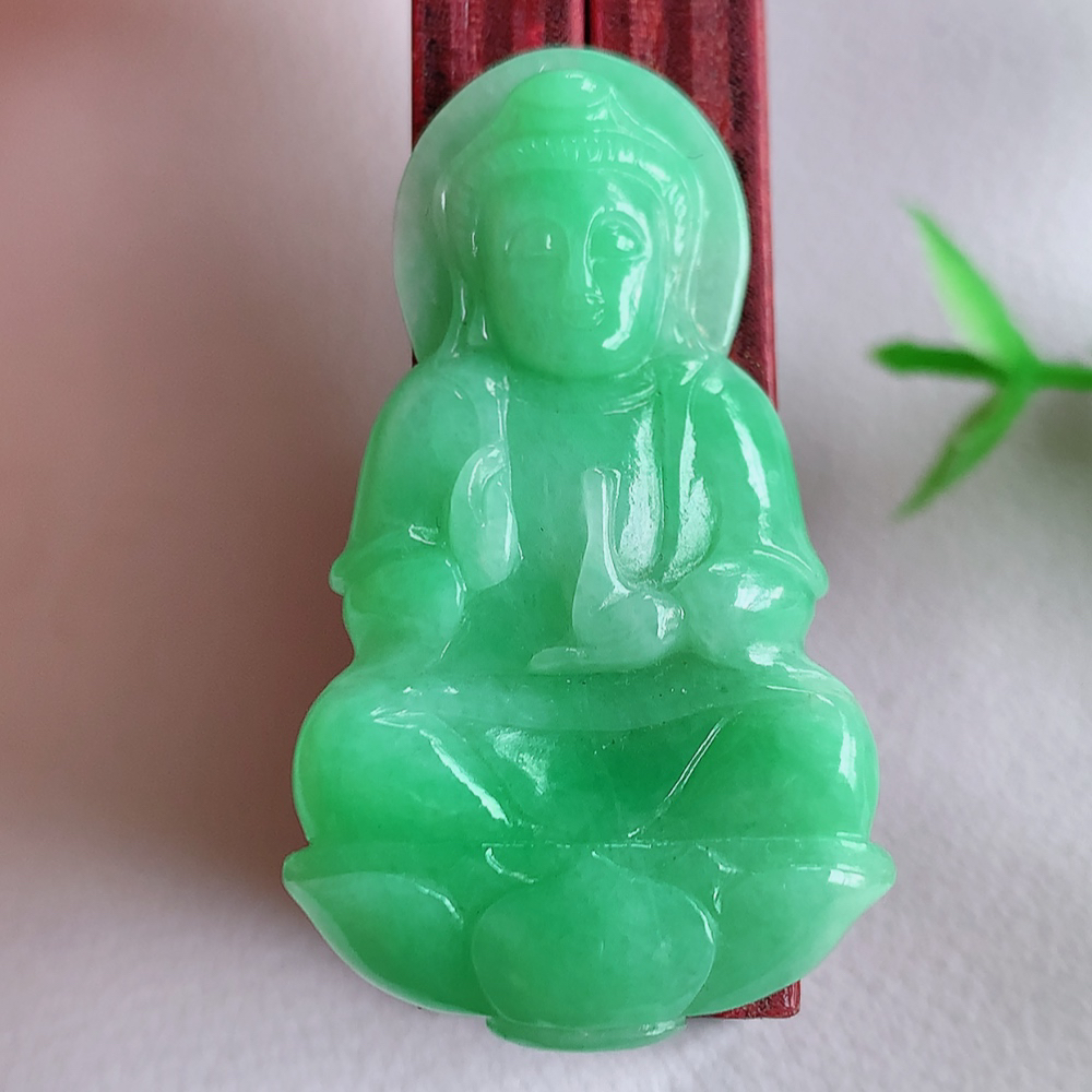 冰润满绿精雕观音吊坠，法相端庄大气，工艺精湛，种色浓郁，细腻饱满冰润，种老水足，收藏佳品，佩戴大气  W42.11     尺寸：37.8-22-5mm