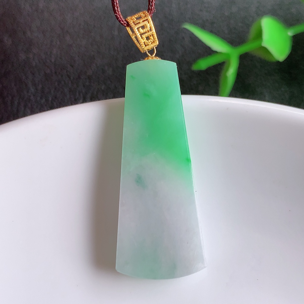 冰润飘绿无事牌翡翠吊坠，平平安安，万事如意，沁人心脾，清秀高雅，18k金镶嵌   W42.11  尺寸：29.6-12.3-3.8mm