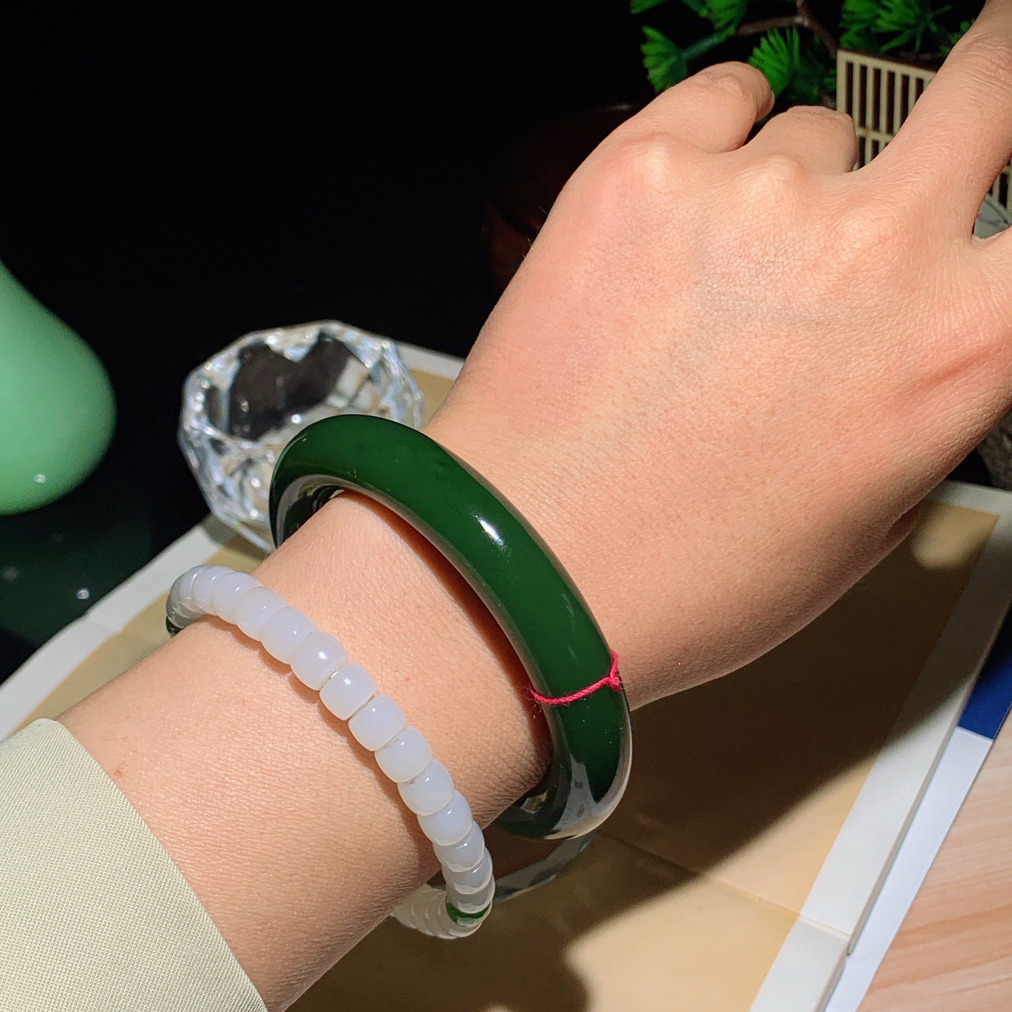 55圈口和田玉阳绿俄罗斯碧玉手镯 55圈口条宽12厚11重69.7克。玉质细腻油润。手推出油。佩戴高端典雅。lt260410