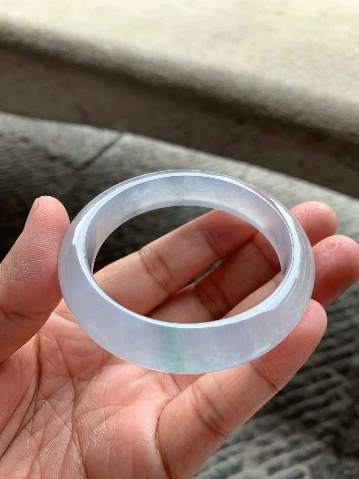 飘绿丝正圈手镯，尺寸53*12.5*8.5 老坑种水，底子纯净细腻，通透无比，清润水灵，起光起胶，微淡紫底，色调柔和，一抹绿花灵气清新！