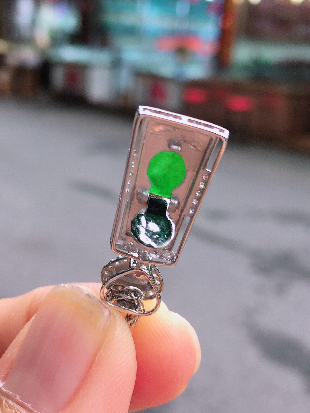 阳绿无事牌吊坠，色泽均匀艳丽，玉质细腻，荧光感超
强，饱满圆润，尽显优雅气质，18k
金豪华镶嵌