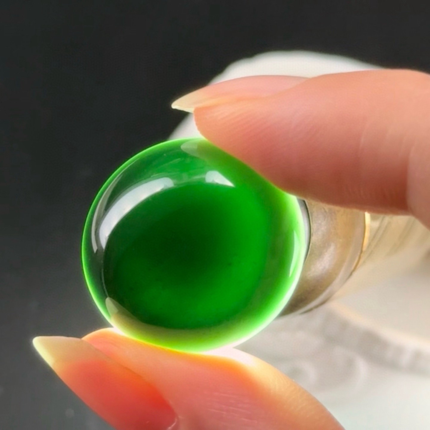 精品墨翠蛋面 种好色正 黑度极好 打灯通透 油性十足 尺寸22.8