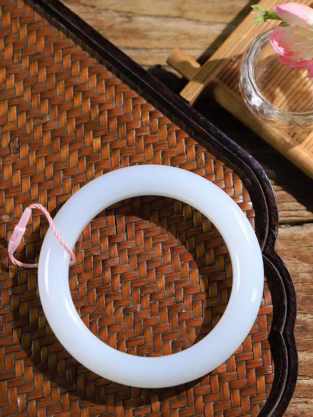 【婉约佳人.手镯】

精品和田玉白玉手镯 玉质温润细腻 油性十足 手感舒适，高华雅逸，线条流畅，简约大气，美自天成，素雅高贵。佩戴于腕间，婉约之美，举手投足间透出那份低调奢华。重63克 内径56.5mm  尺寸12-10.5mm   FDA-66451139