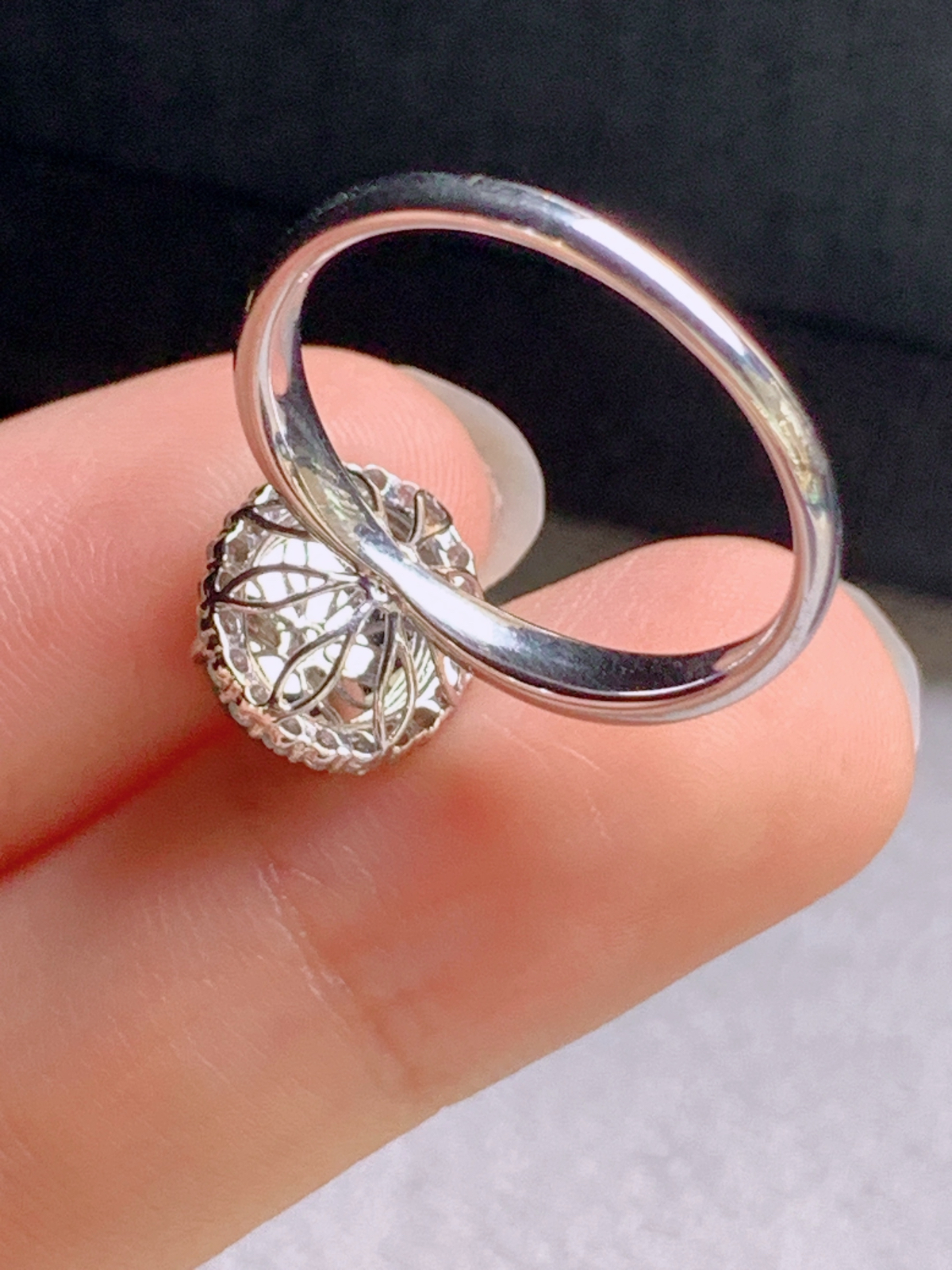 冰阳绿旦面戒指，色阳水润
裸石9.5-7.7-3.6
圈口14