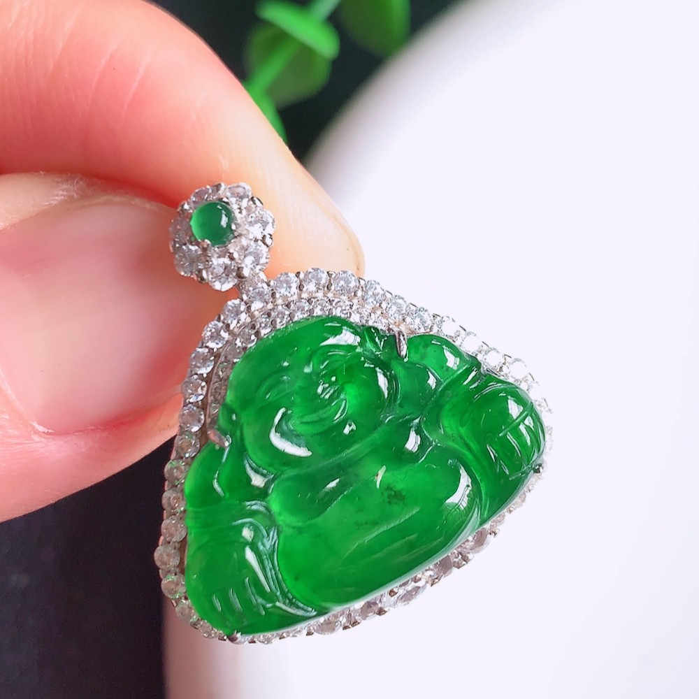 冰润满绿925银镶佛公挂件 玉质细腻  精雕弥勒佛，笑佛福耳垂肩，面相喜庆，开怀大笑，憨态可掬。惟妙惟肖，寓意福禄双全，吉祥美满，笑口常开 W481.11  整体尺寸：26.8-25-9mm   裸石尺寸：15.8-22.5mm