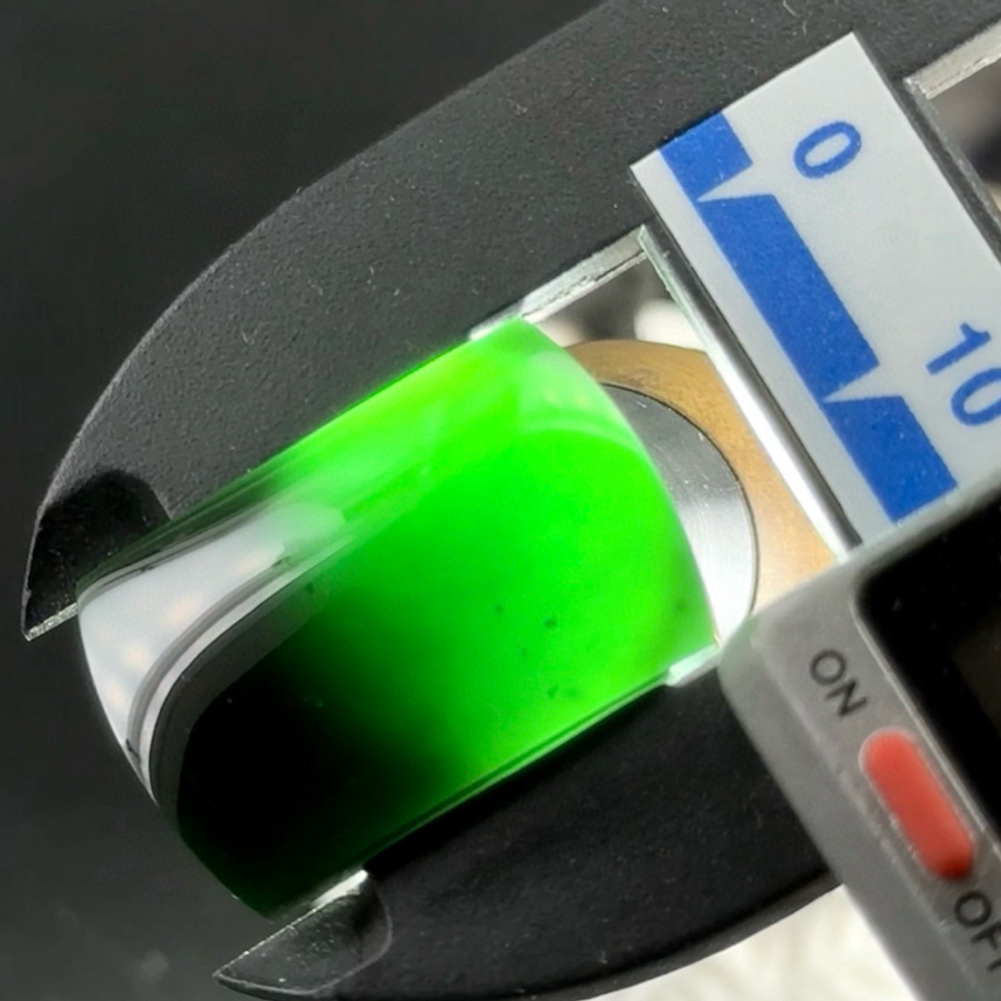 精品马鞍裸石戒面 种好色正 黑度极好 打灯通透 油性十足 可做无事牌 尺寸24.2