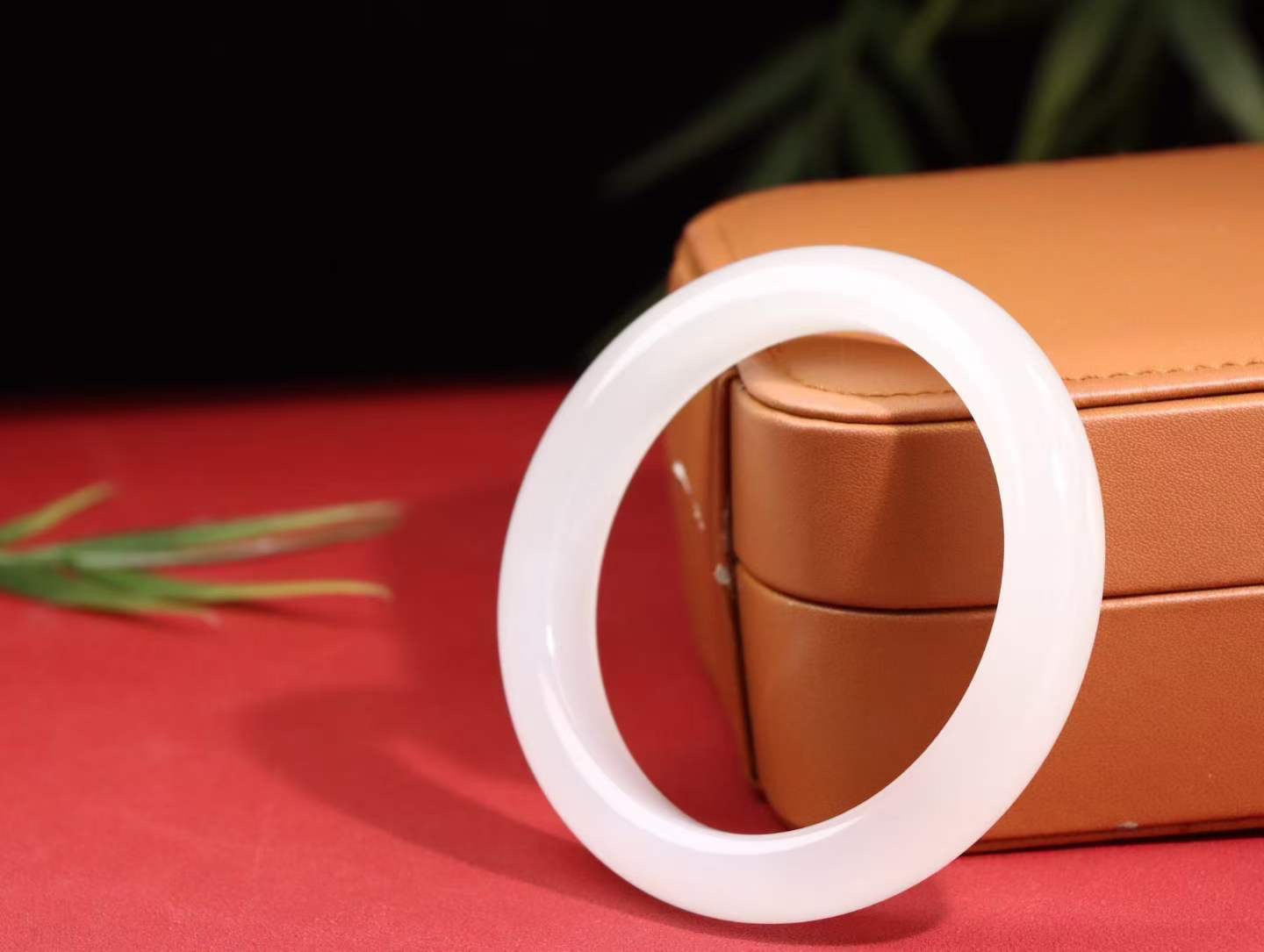 【温柔雅致】

精品和田玉白玉手镯，白冰底质地冰润细腻，色泽高贵典雅，镯型古朴典雅。在诗情画意的雨巷相遇，你是我腕间的一抹风情，有你眸有深情，清风荡漾湖间静水，我愿俯身低眉，在烟波涟漪处，寻你深情倩影。重54.3克内径圈口57mm尺寸57-11.5-9mm FSO26248038218