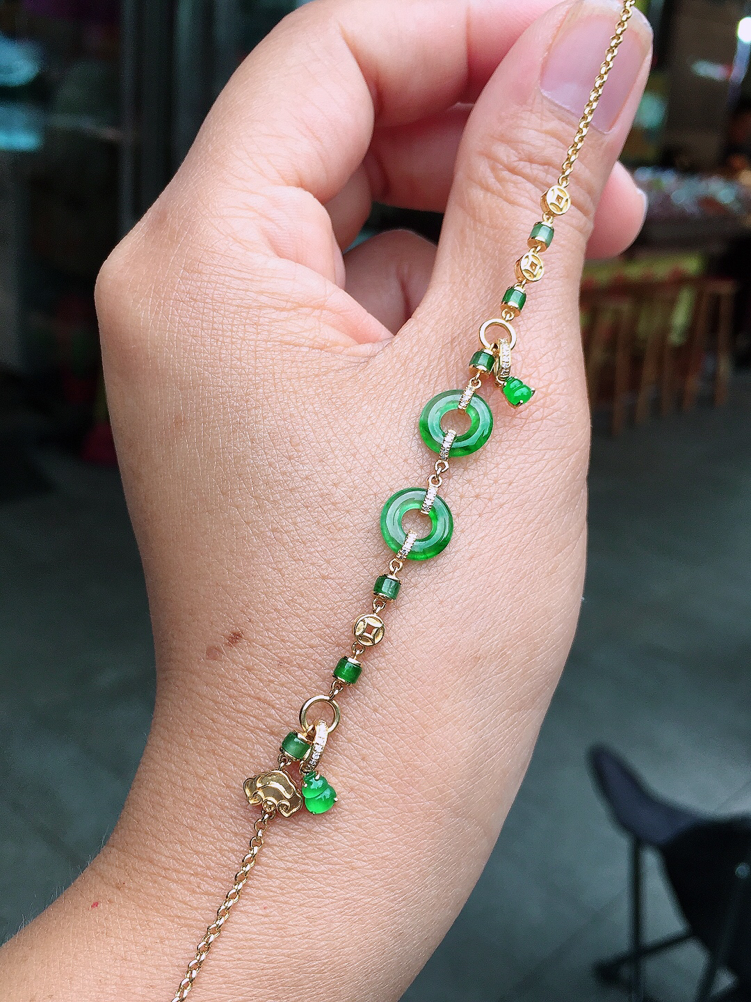 阳绿平安扣手链，色泽均匀艳丽，玉质细腻，荧光感超
强，饱满圆润，尽显优雅气质，18k
金豪华镶嵌