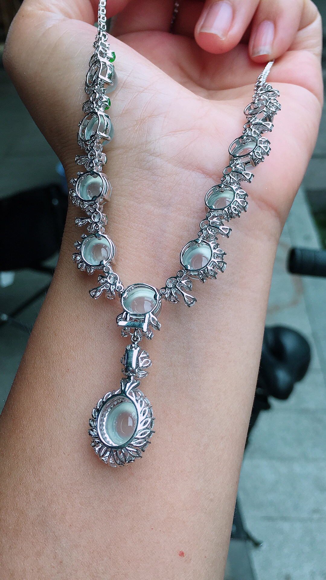 玻璃种蛋面晚装项链，玉质细腻，荧光感超
强，饱满圆润，尽显优雅气质，18k
金豪华镶嵌