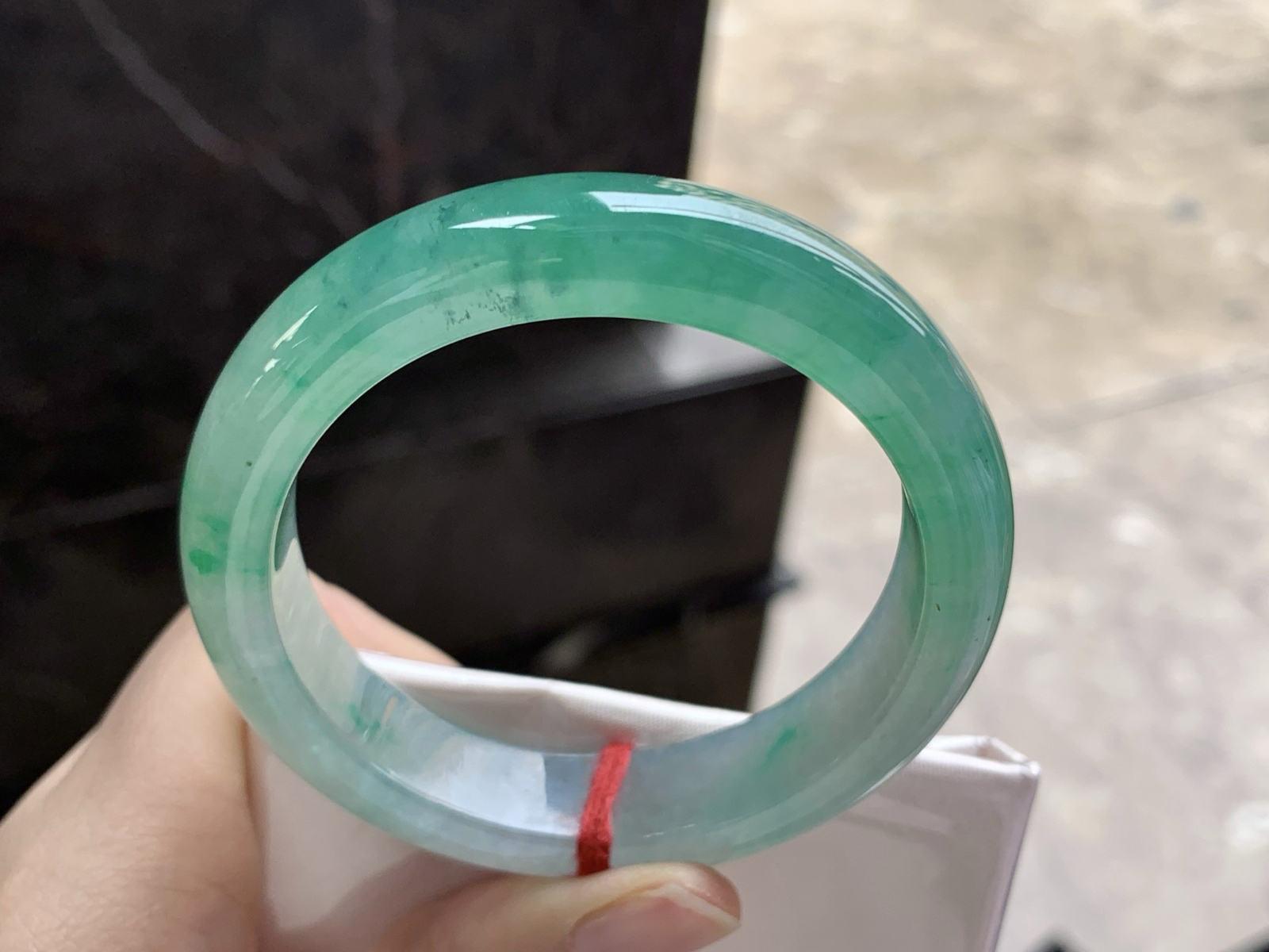 52.6-12.7-8.3

冰绿花手镯^_^颜色鲜艳起光