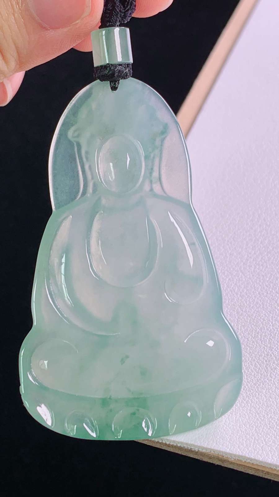 冰飘花观音
花色灵动，水润细腻，
尺寸:68.6-60.1-37.5-5.8mm