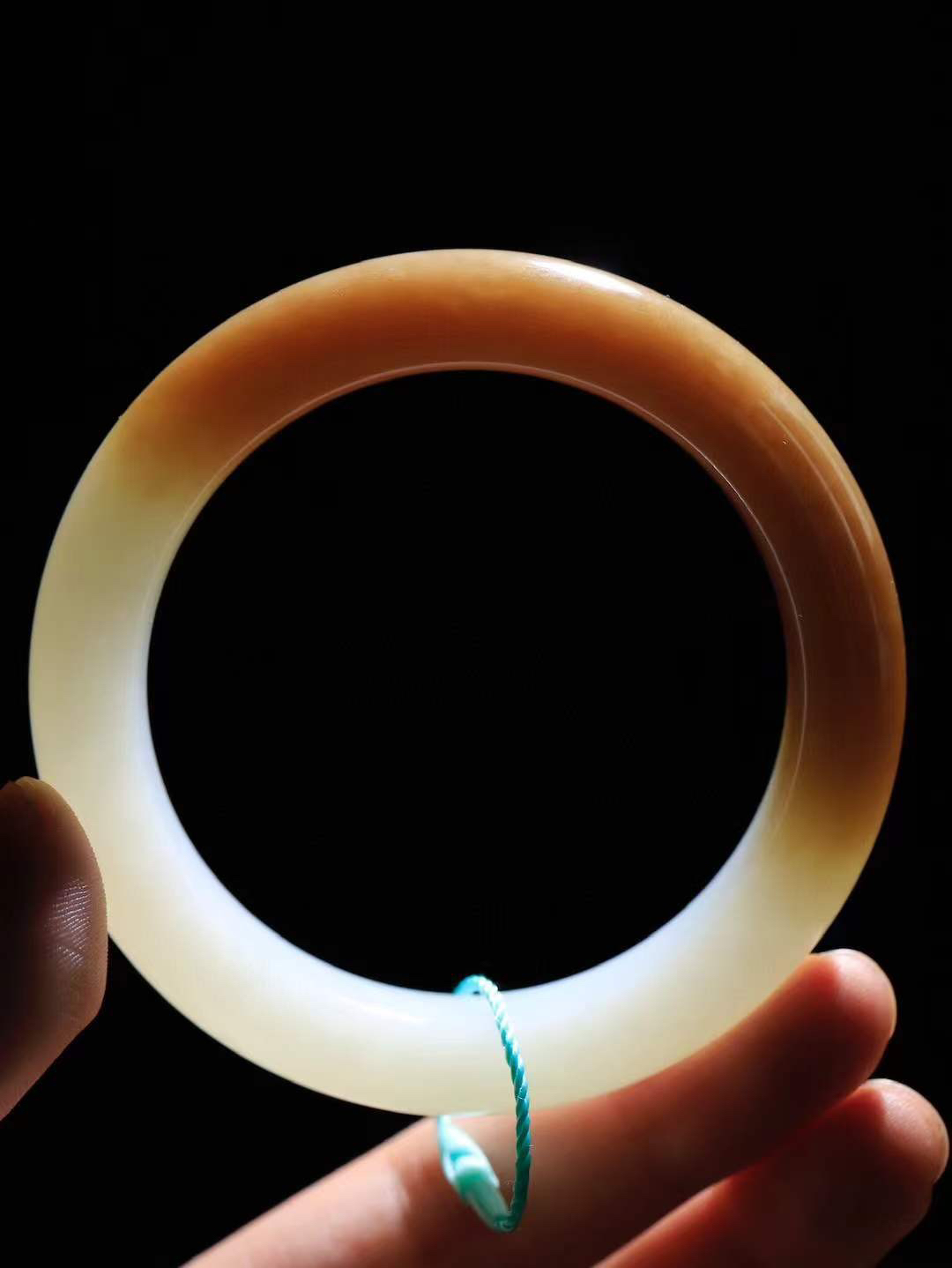 【一见钟情·手镯】

精品和田玉糖白玉手镯。镯型饱满，温润细腻，脂润沁香。️执一卷书，沏一盏茶，着一袭裙，戴一只镯。淡淡浅笺，素心若兰，静赏玉中诗画。悠悠岁月，芊手轻摘，盛满诗样芳华。重77克   内径圈口57.5mm 尺寸14.6-10.5mm  FDA-55471104