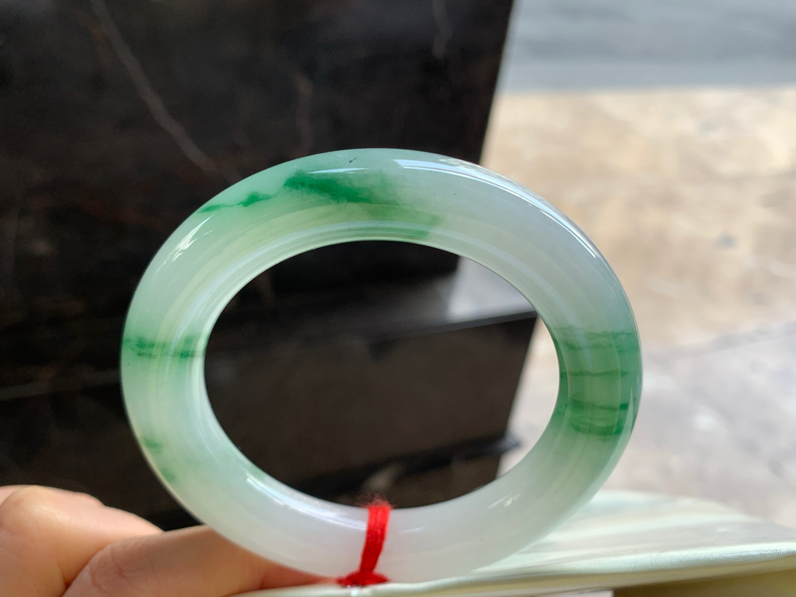 56-12.3

绿花圆条手镯^_^鲜艳 玉质温润