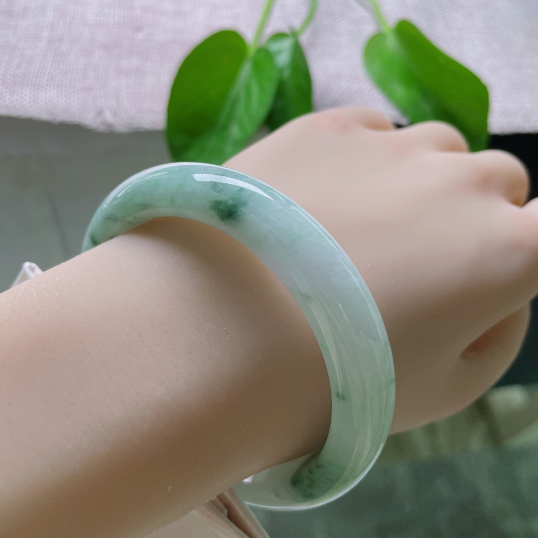 56.6/12/8.6，飘花正圈，水润，细腻，落英成冢，冢外犹记故人颜。有纹，ss50695a